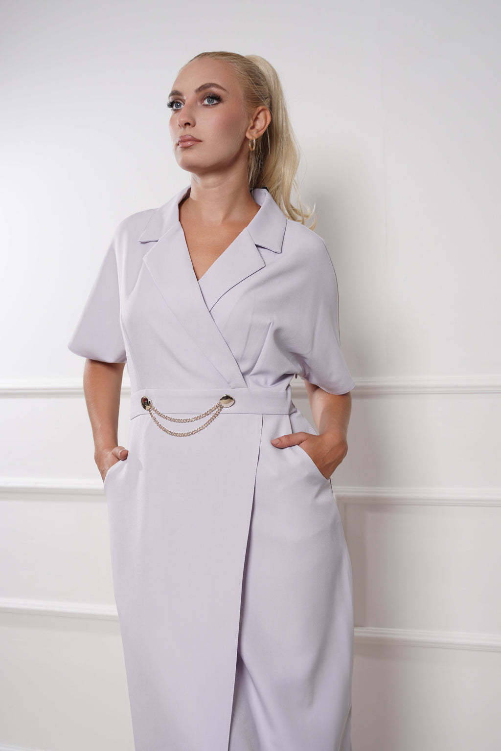 Lavanda midi haljina s detaljem lanca