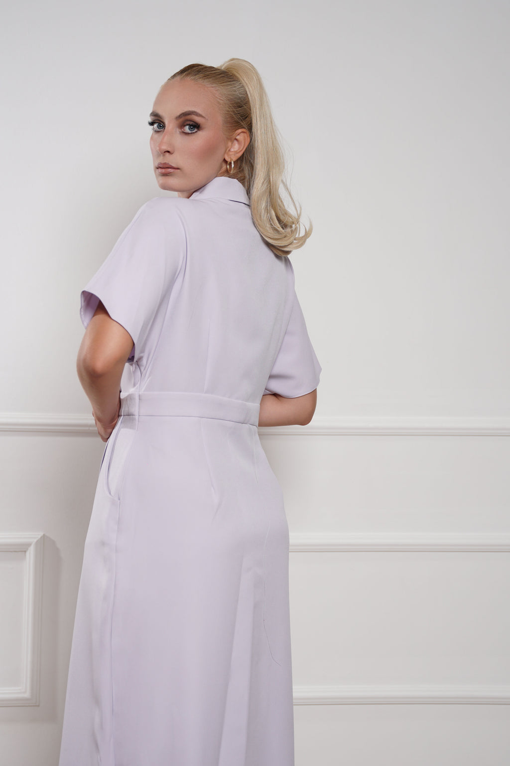 Lavanda midi haljina s detaljem lanca