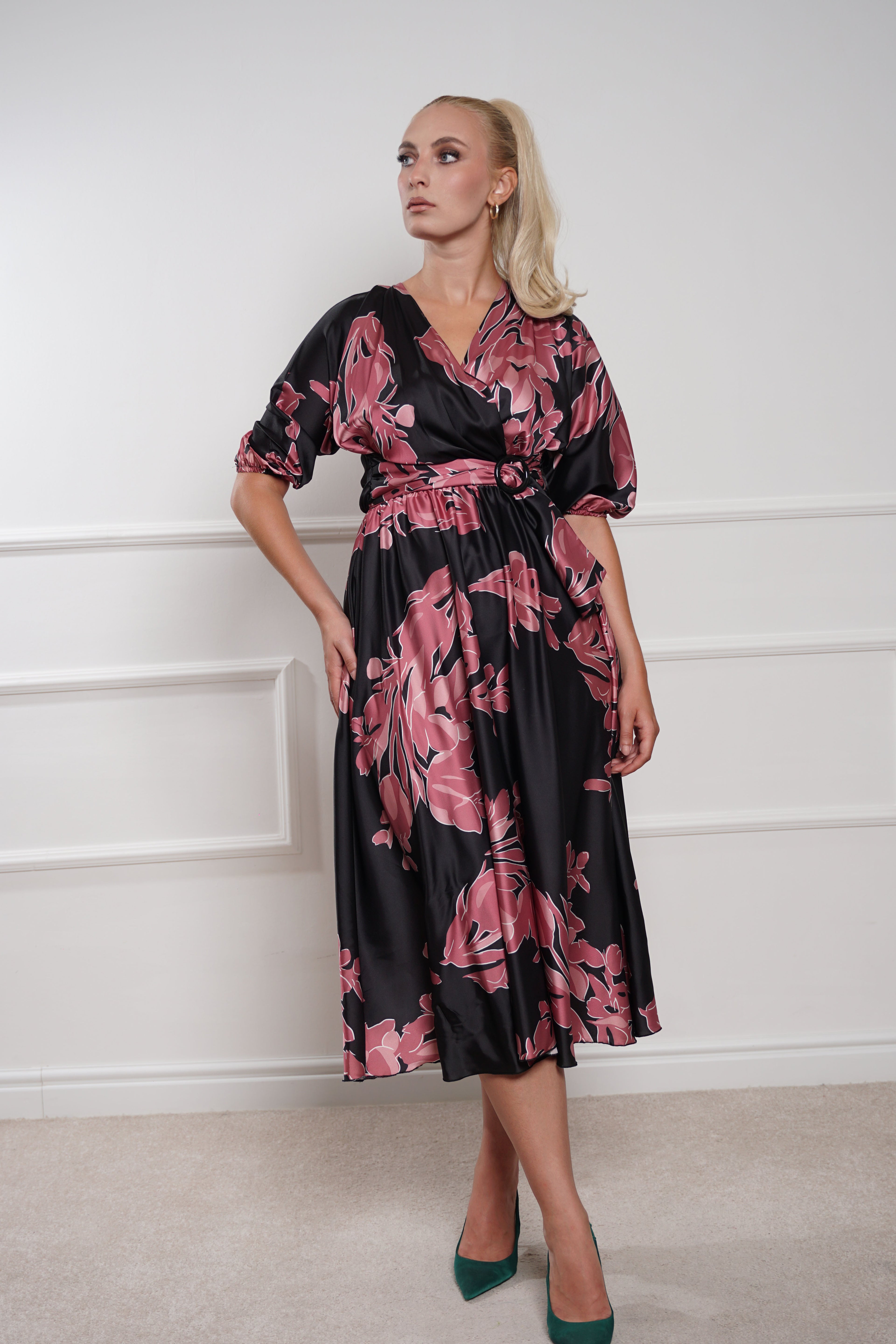 Elegantna crna satenska haljina s cvjetnim uzorkom i pojasom