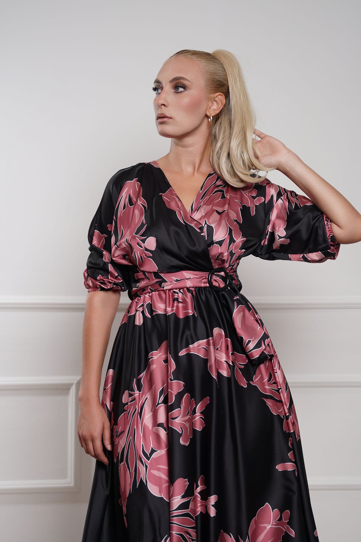 Elegantna crna satenska haljina s cvjetnim uzorkom i pojasom