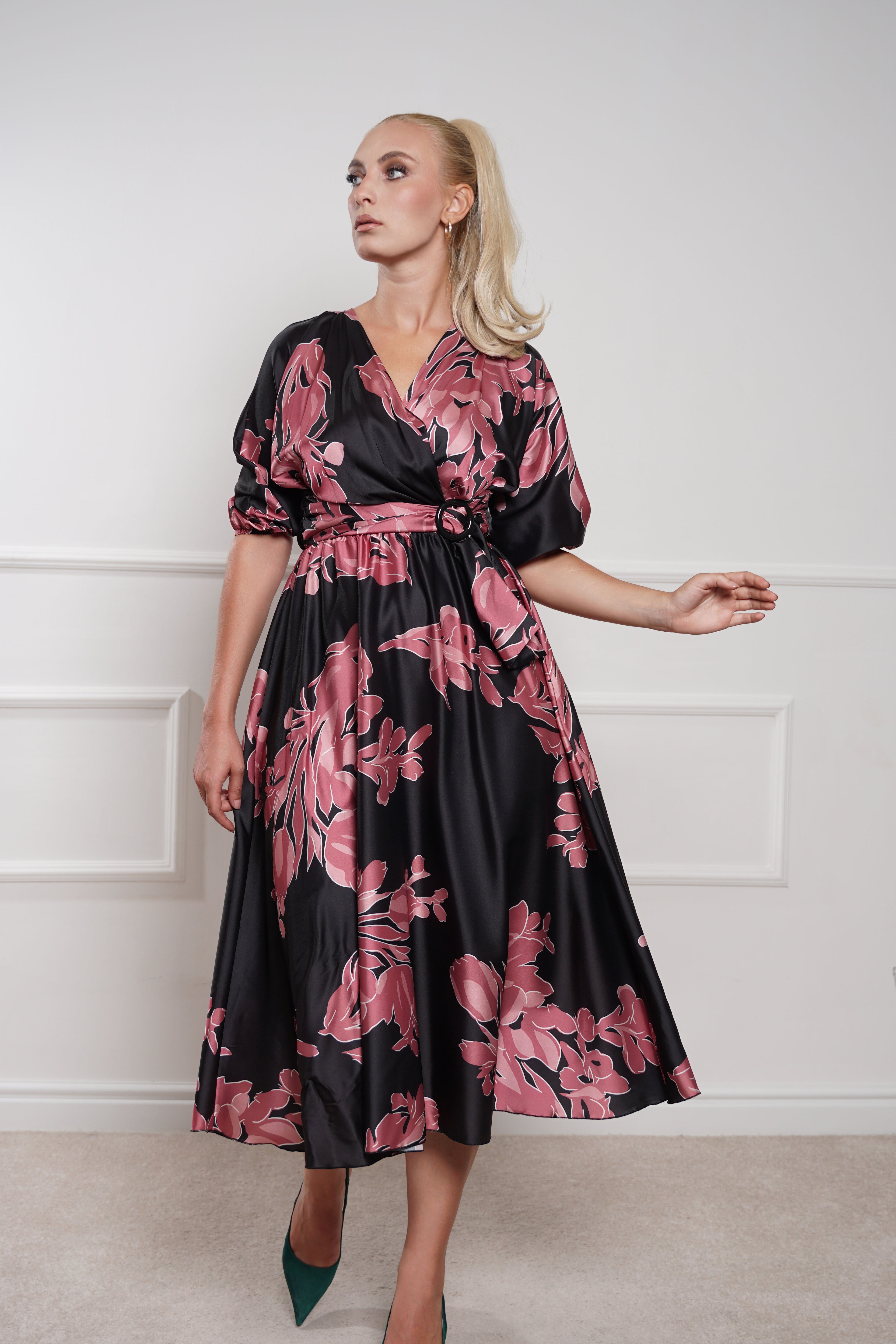 Elegantna crna satenska haljina s cvjetnim uzorkom i pojasom