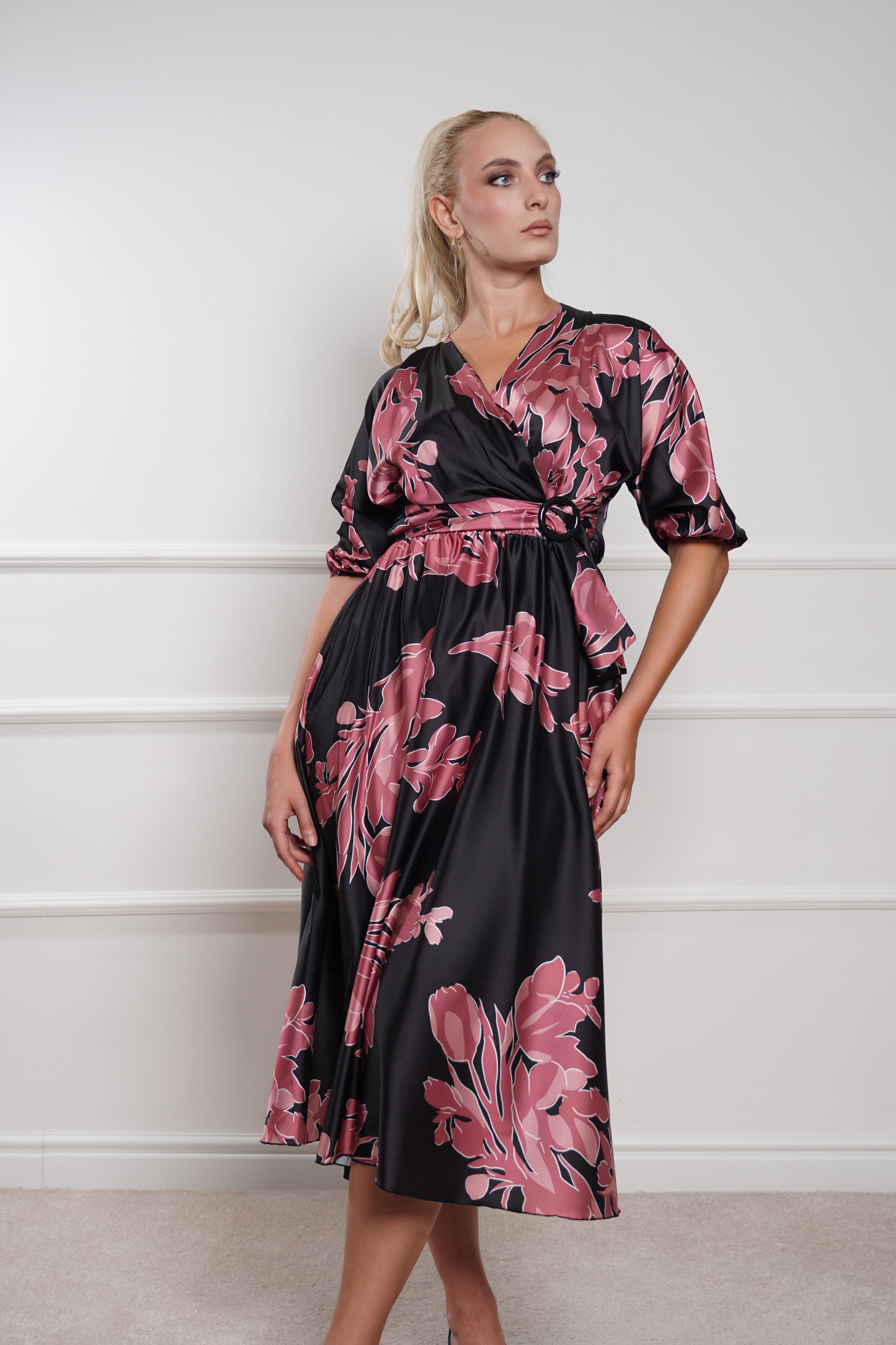 Elegantna crna satenska haljina s cvjetnim uzorkom i pojasom