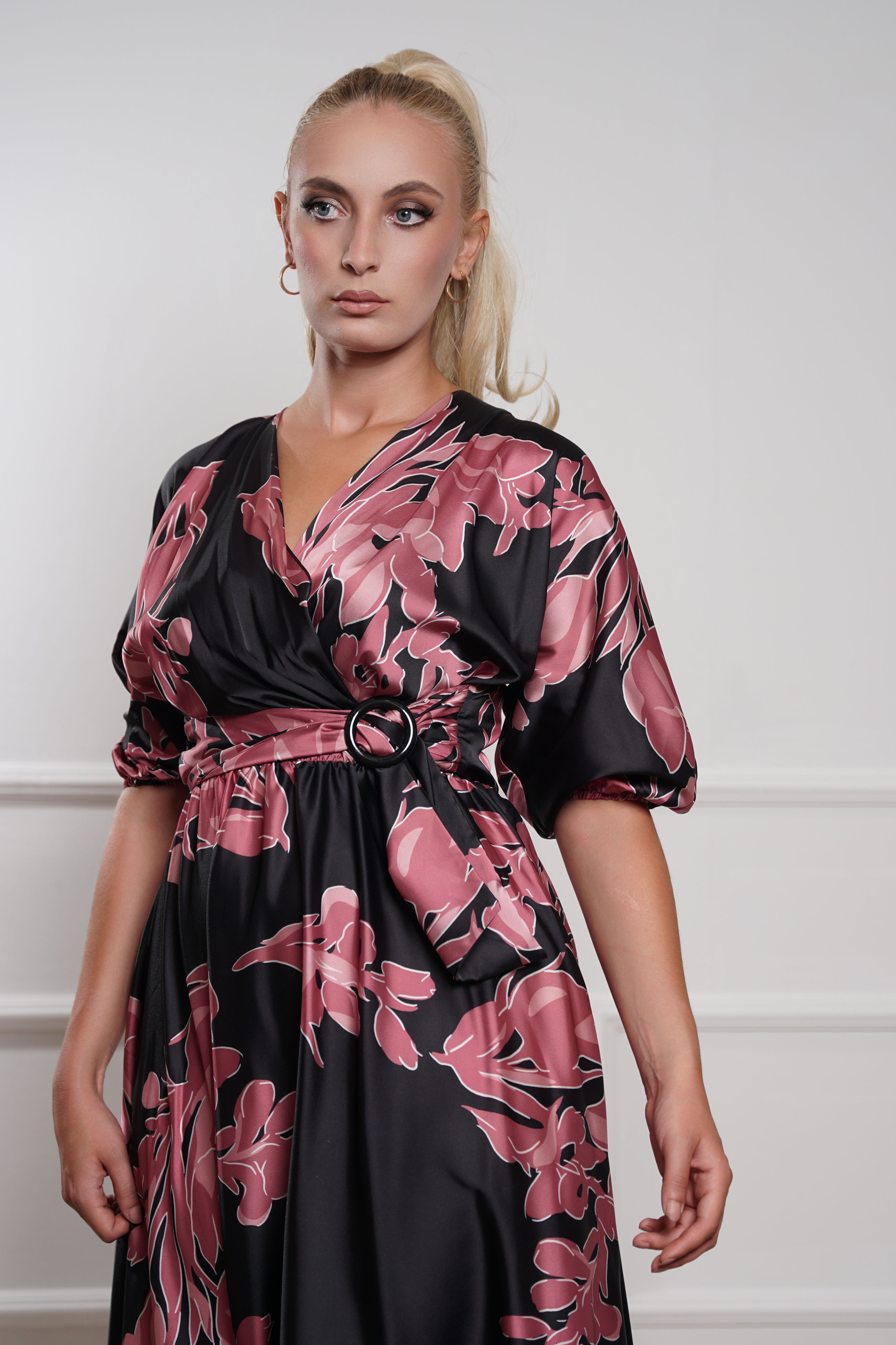 Elegantna crna satenska haljina s cvjetnim uzorkom i pojasom