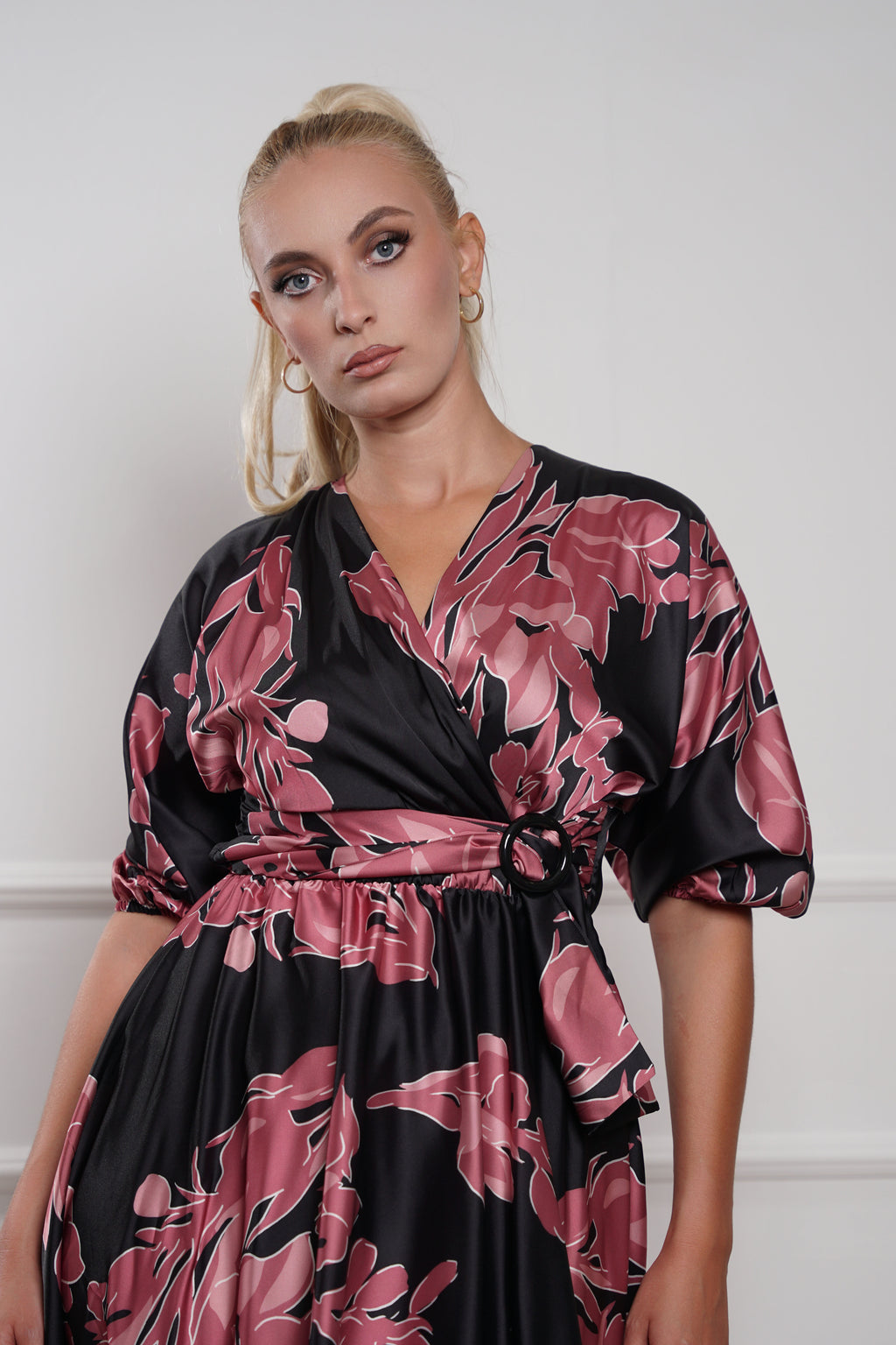 Elegantna crna satenska haljina s cvjetnim uzorkom i pojasom