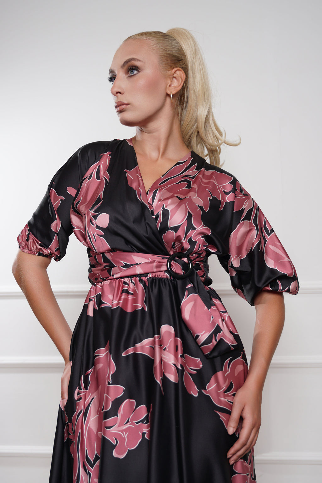 Elegantna crna satenska haljina s cvjetnim uzorkom i pojasom