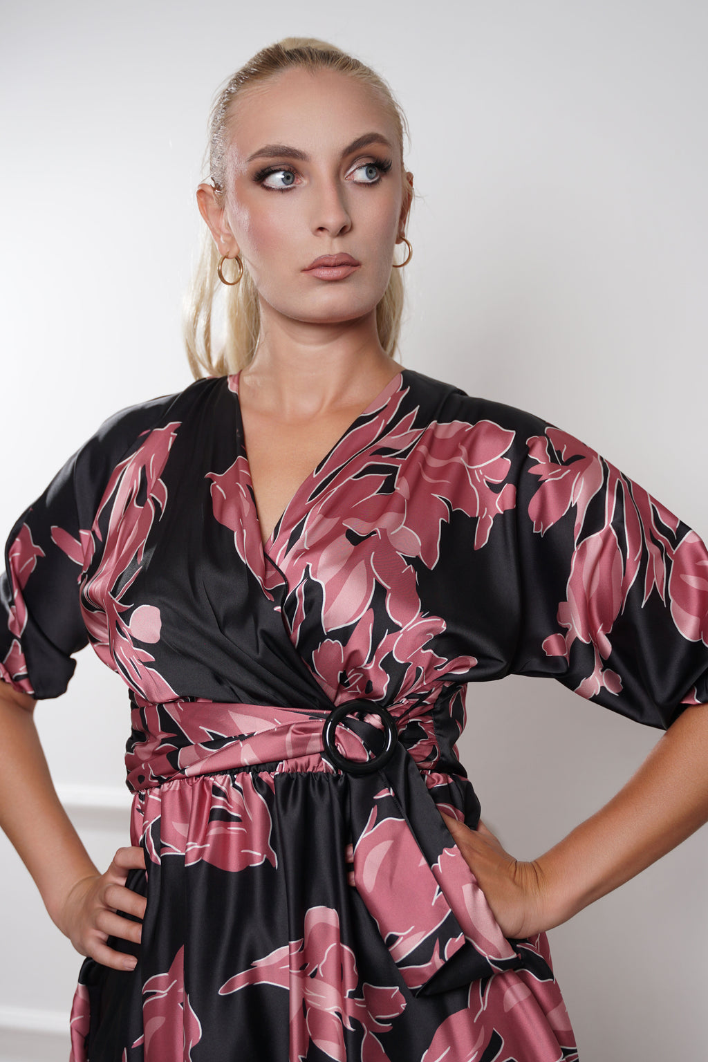 Elegantna crna satenska haljina s cvjetnim uzorkom i pojasom