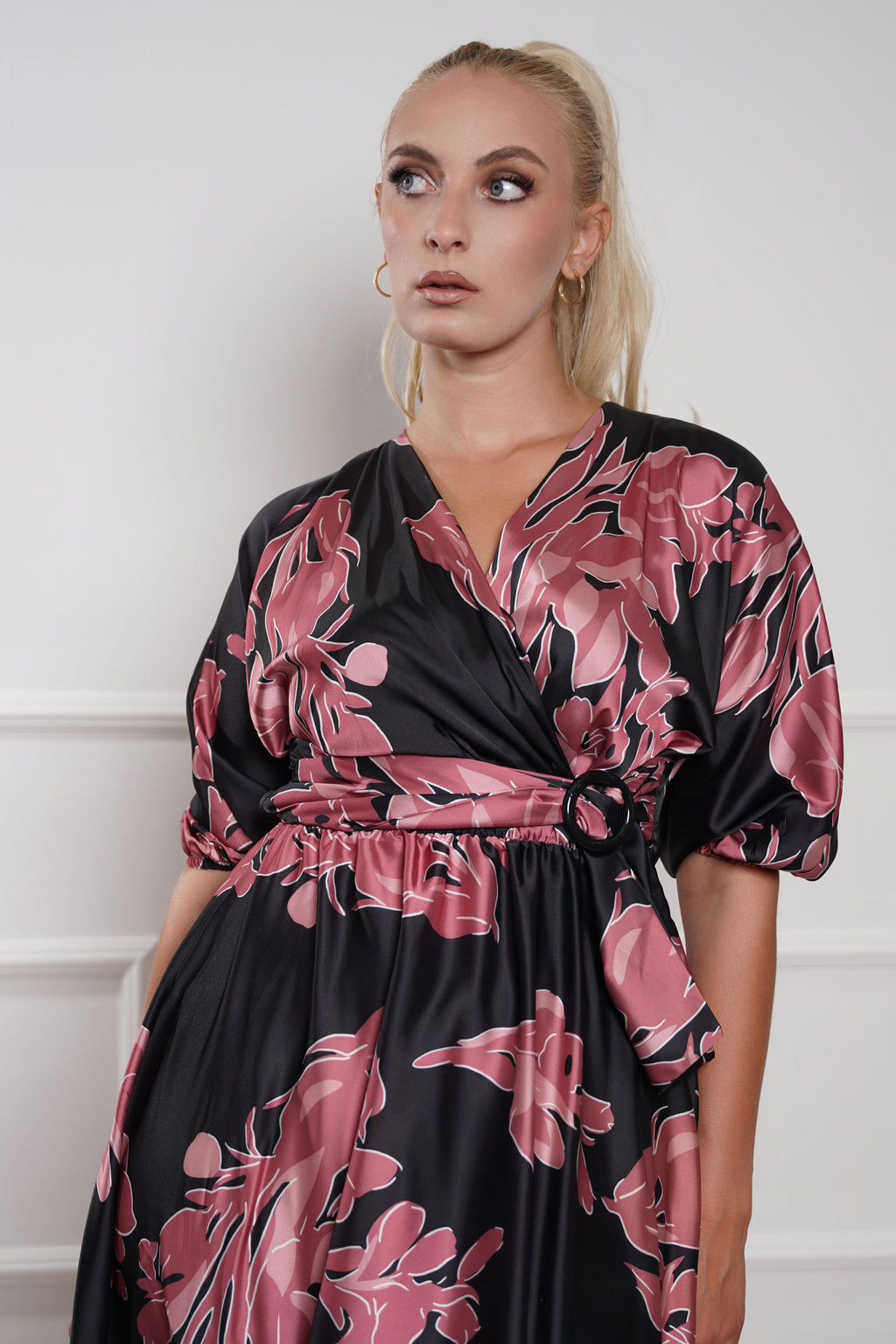 Elegantna crna satenska haljina s cvjetnim uzorkom i pojasom