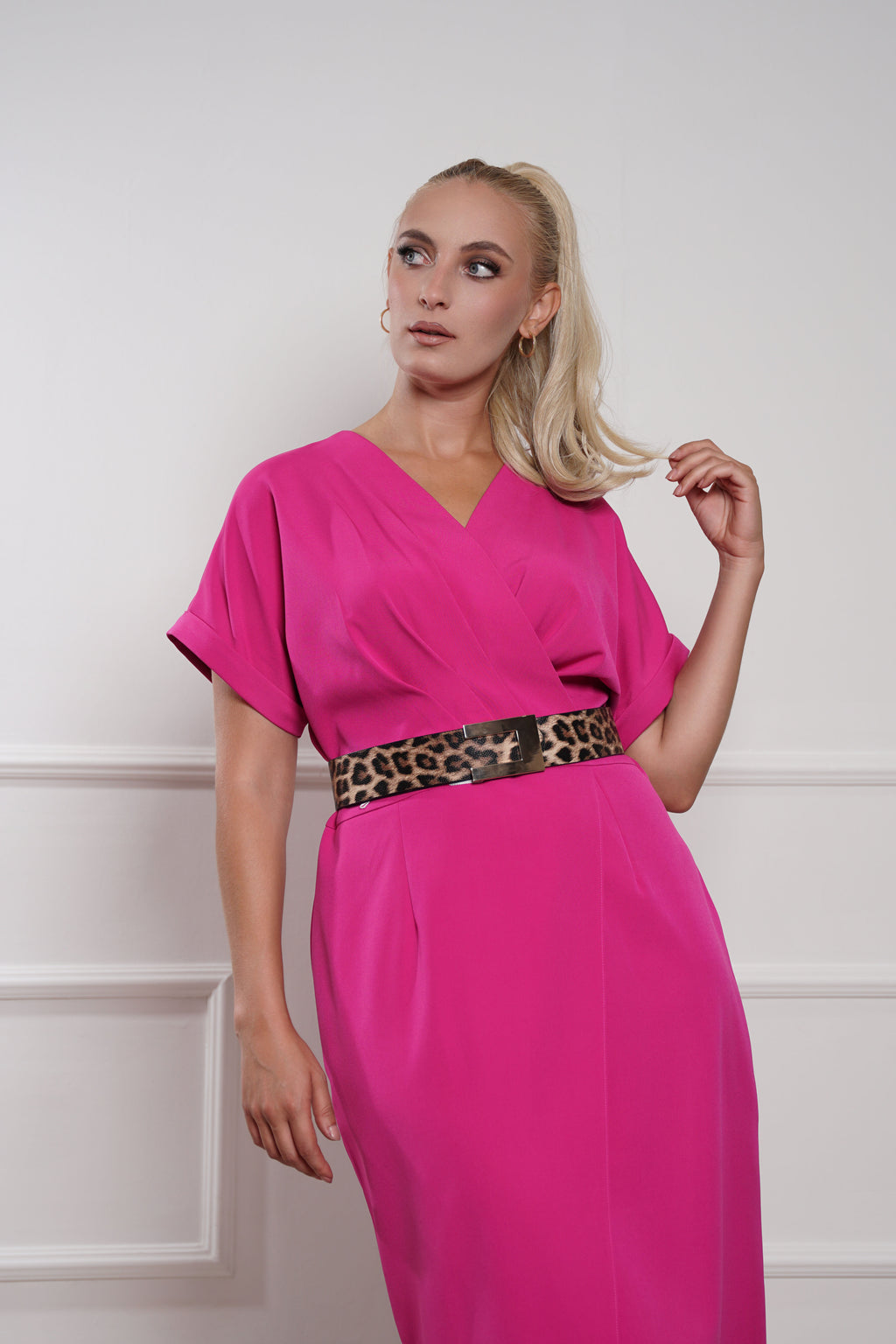 Fuksija roza viskozna haljina sa leopard remenom
