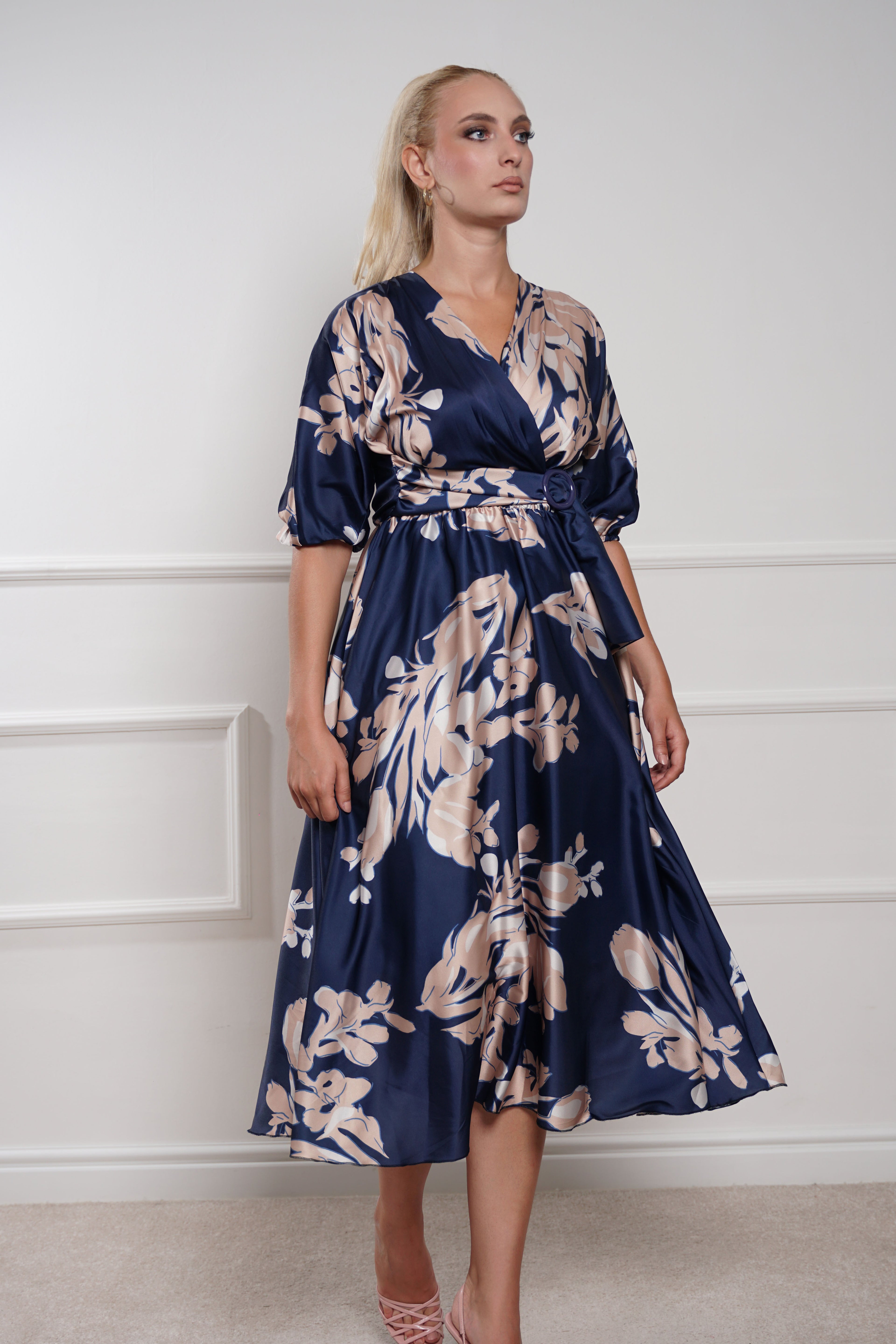 Elegantna teget satenska haljina s cvjetnim uzorkom i pojasom