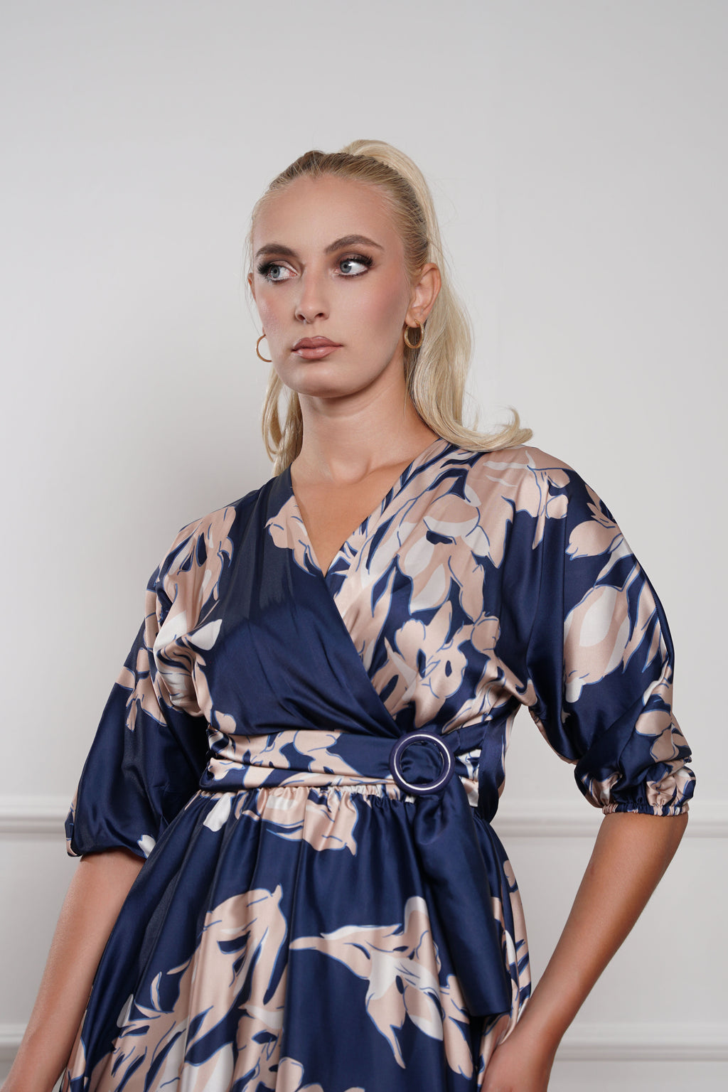 Elegantna teget satenska haljina s cvjetnim uzorkom i pojasom