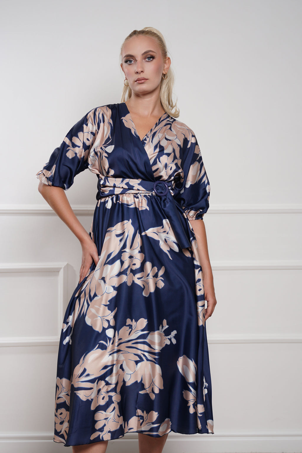 Elegantna teget satenska haljina s cvjetnim uzorkom i pojasom