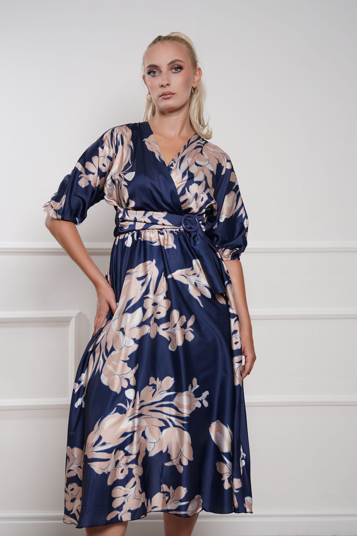 Elegantna teget satenska haljina s cvjetnim uzorkom i pojasom