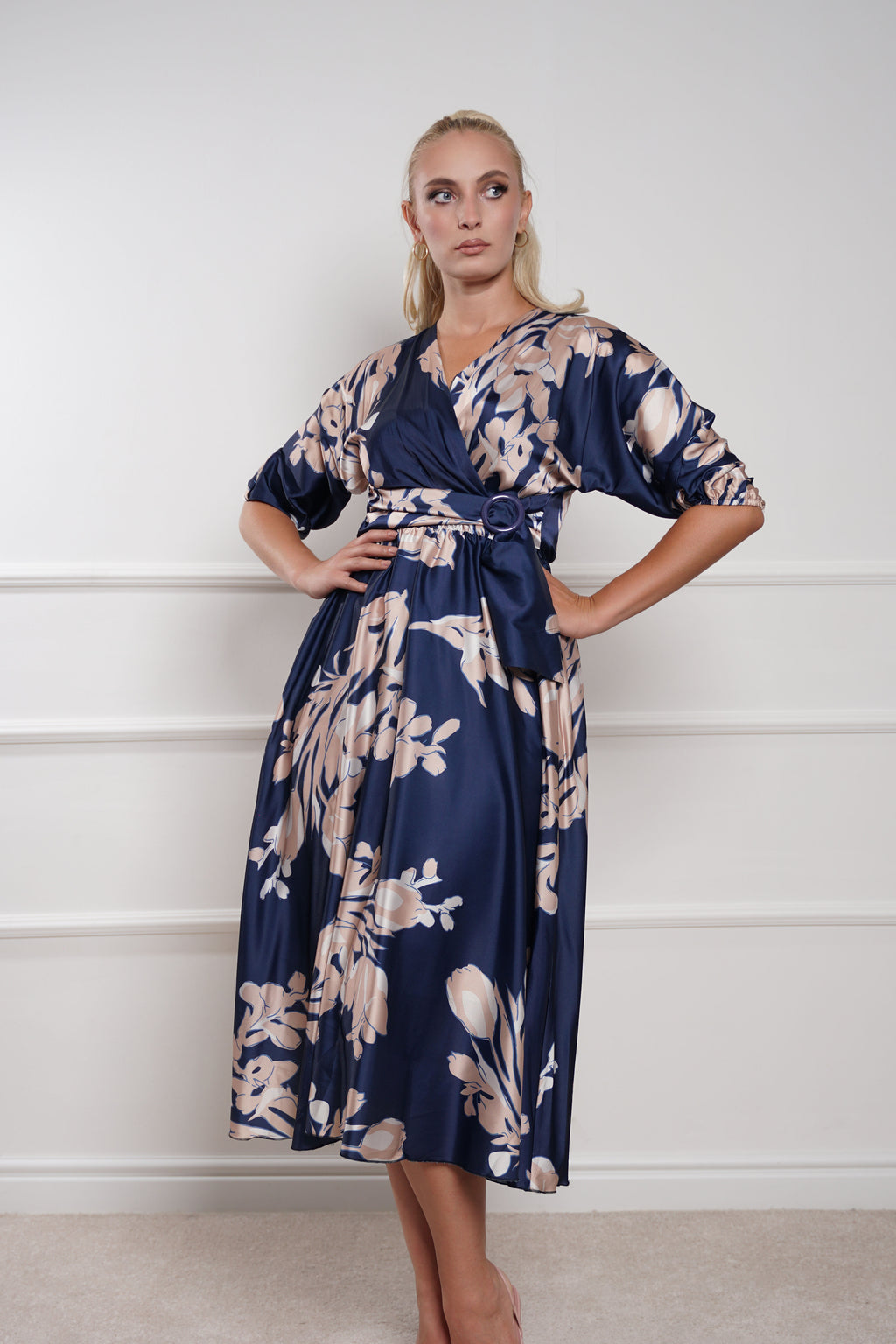 Elegantna teget satenska haljina s cvjetnim uzorkom i pojasom
