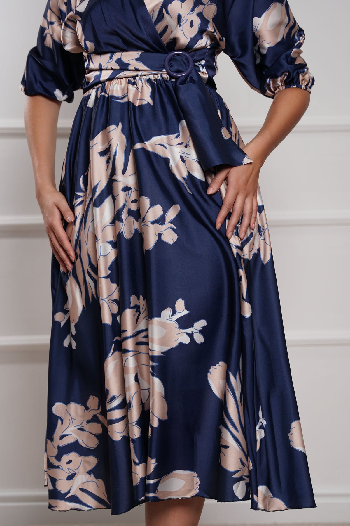 Elegantna teget satenska haljina s cvjetnim uzorkom i pojasom