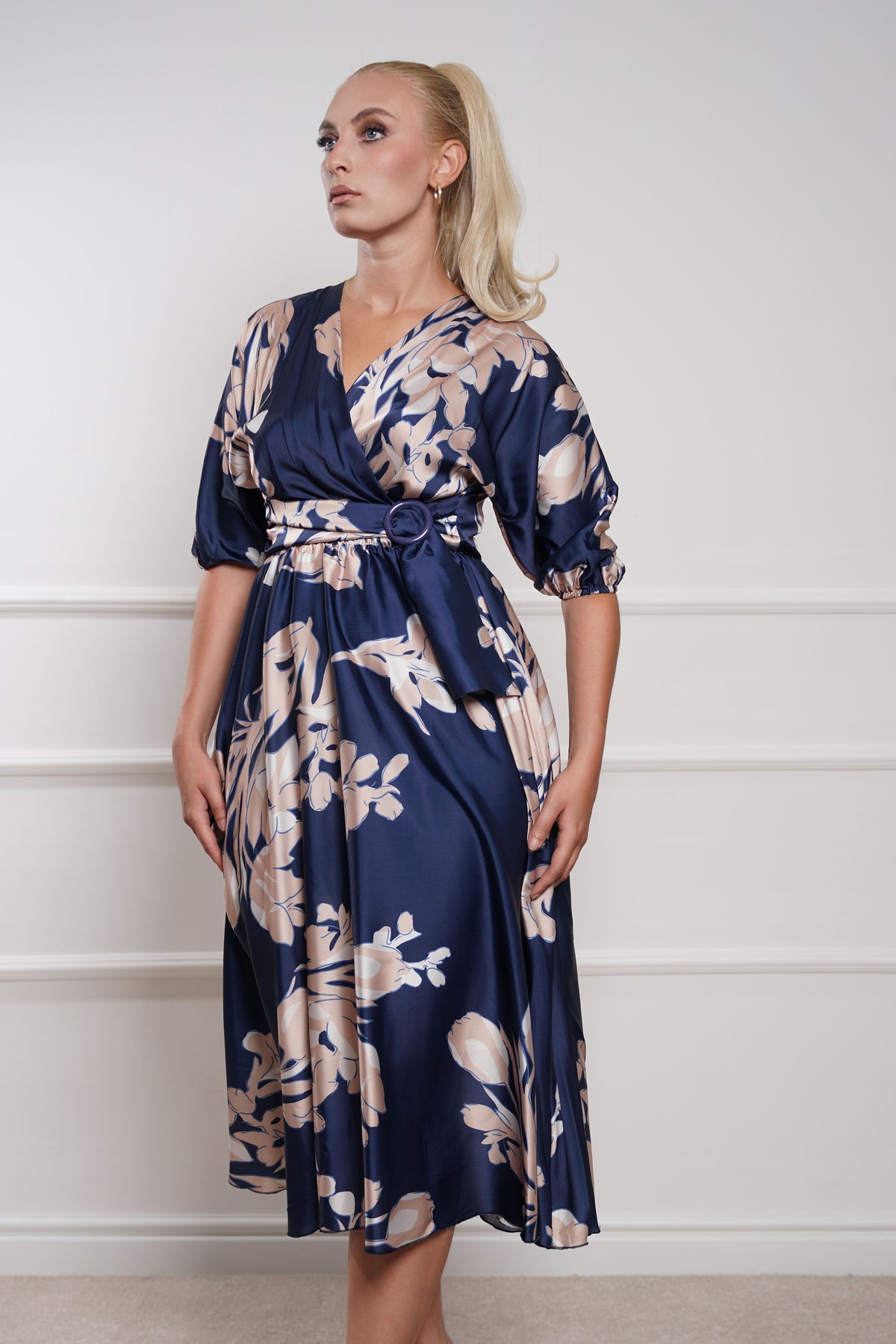 Elegantna teget satenska haljina s cvjetnim uzorkom i pojasom