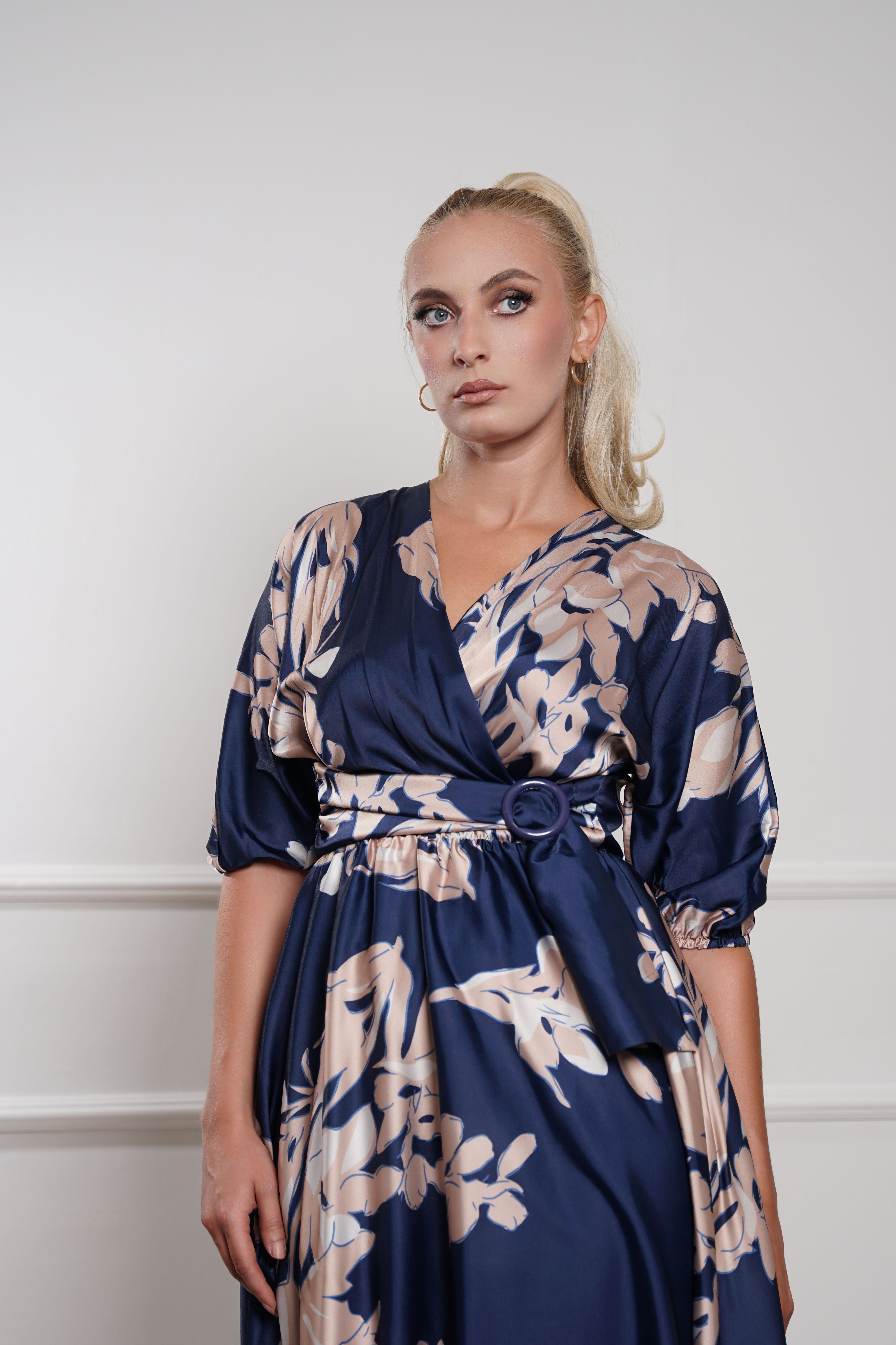 Elegantna teget satenska haljina s cvjetnim uzorkom i pojasom