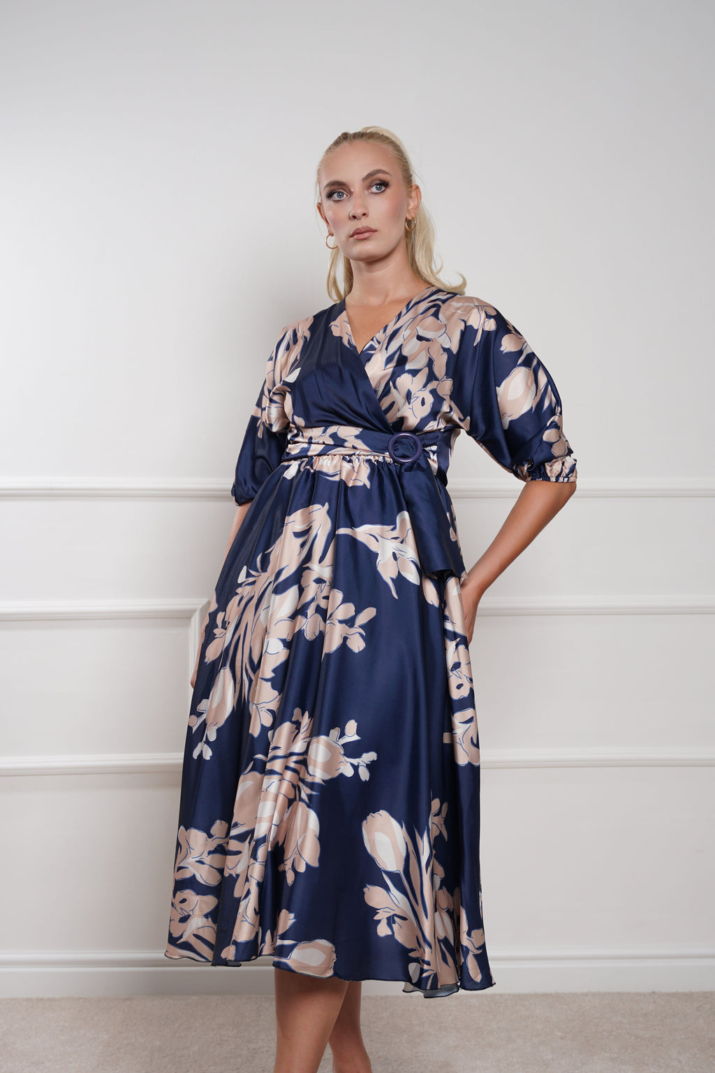 Elegantna teget satenska haljina s cvjetnim uzorkom i pojasom
