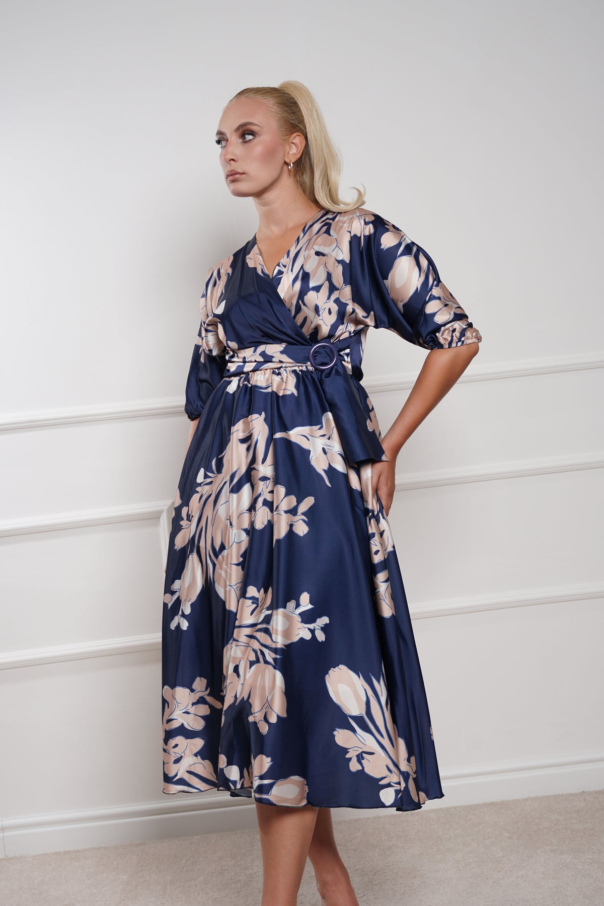 Elegantna teget satenska haljina s cvjetnim uzorkom i pojasom