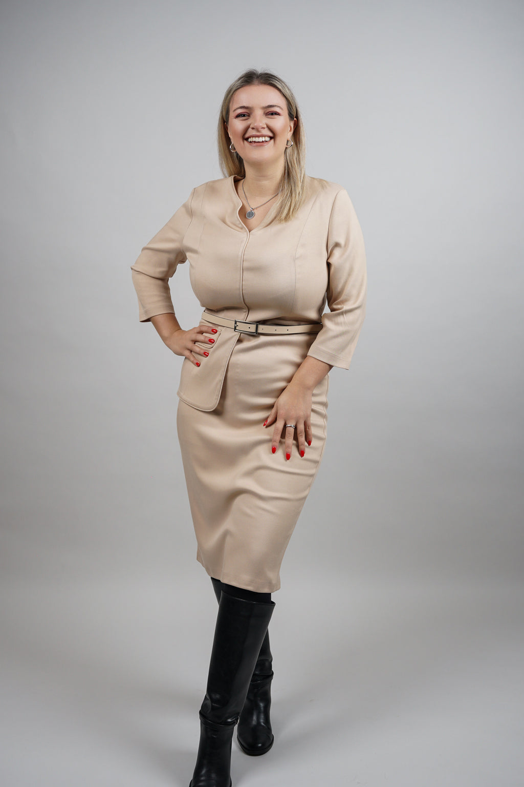Beige Grace – haljina koja naglašava struk
