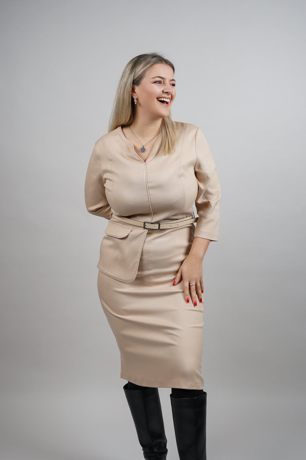 Beige Grace – haljina koja naglašava struk