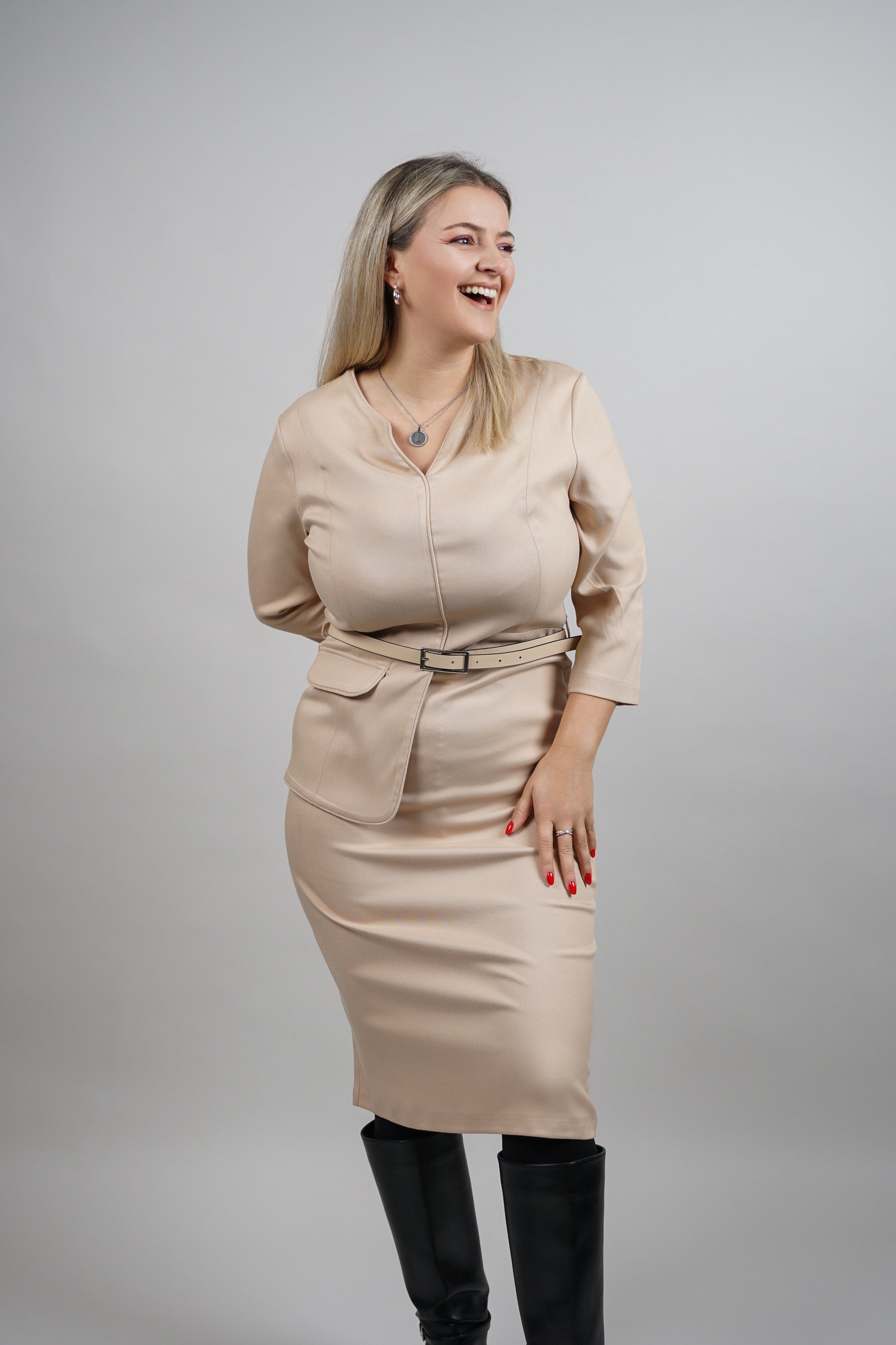 Beige Grace – haljina koja naglašava struk