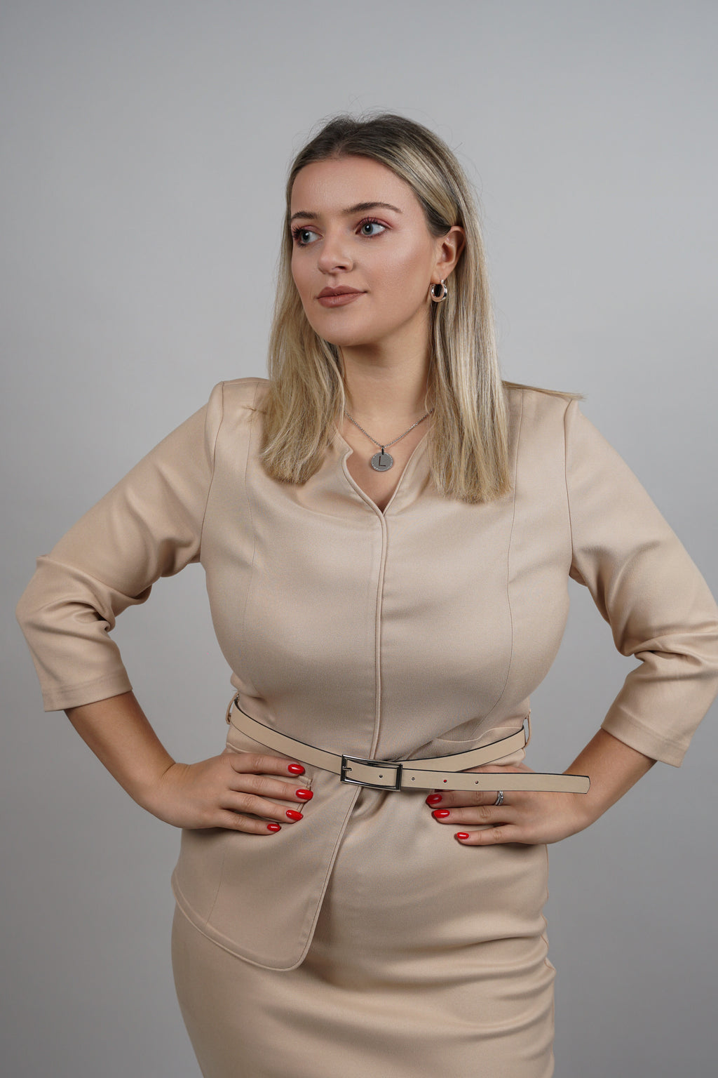 Beige Grace – haljina koja naglašava struk