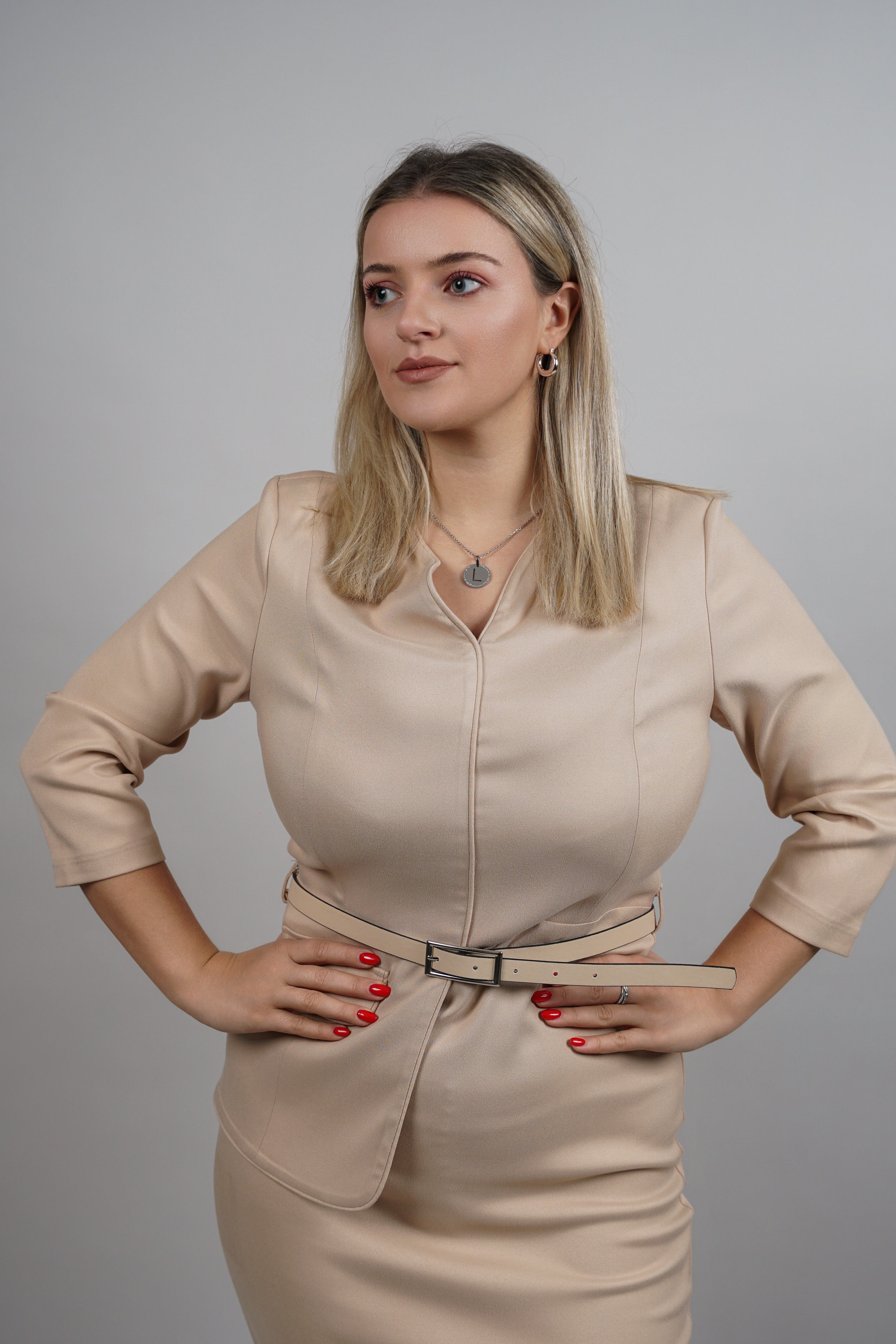 Beige Grace – haljina koja naglašava struk