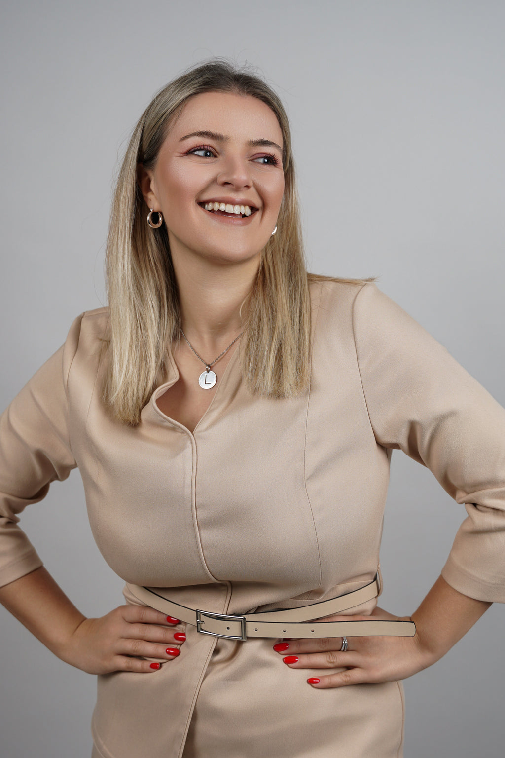 Beige Grace – haljina koja naglašava struk