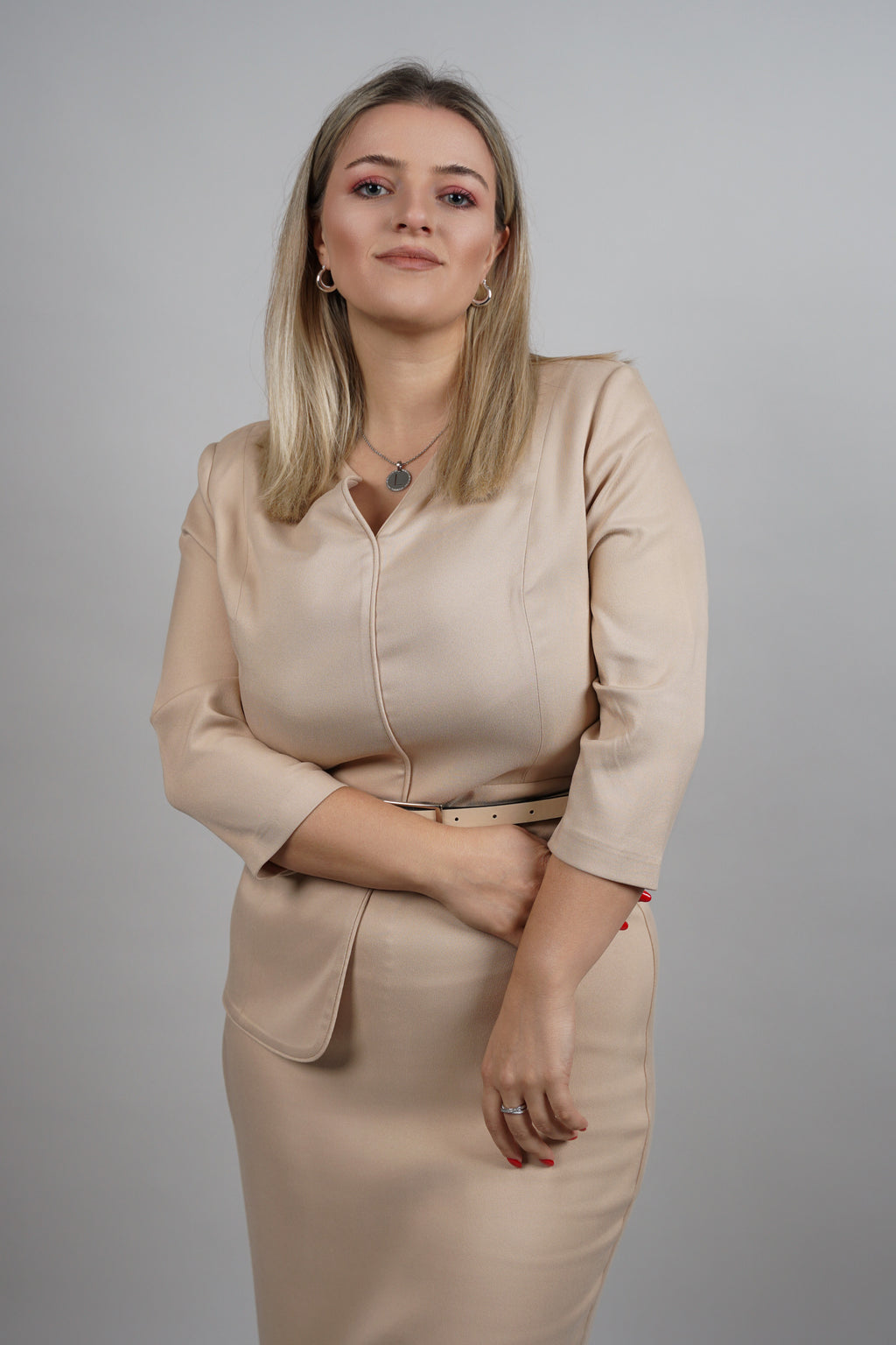 Beige Grace – haljina koja naglašava struk