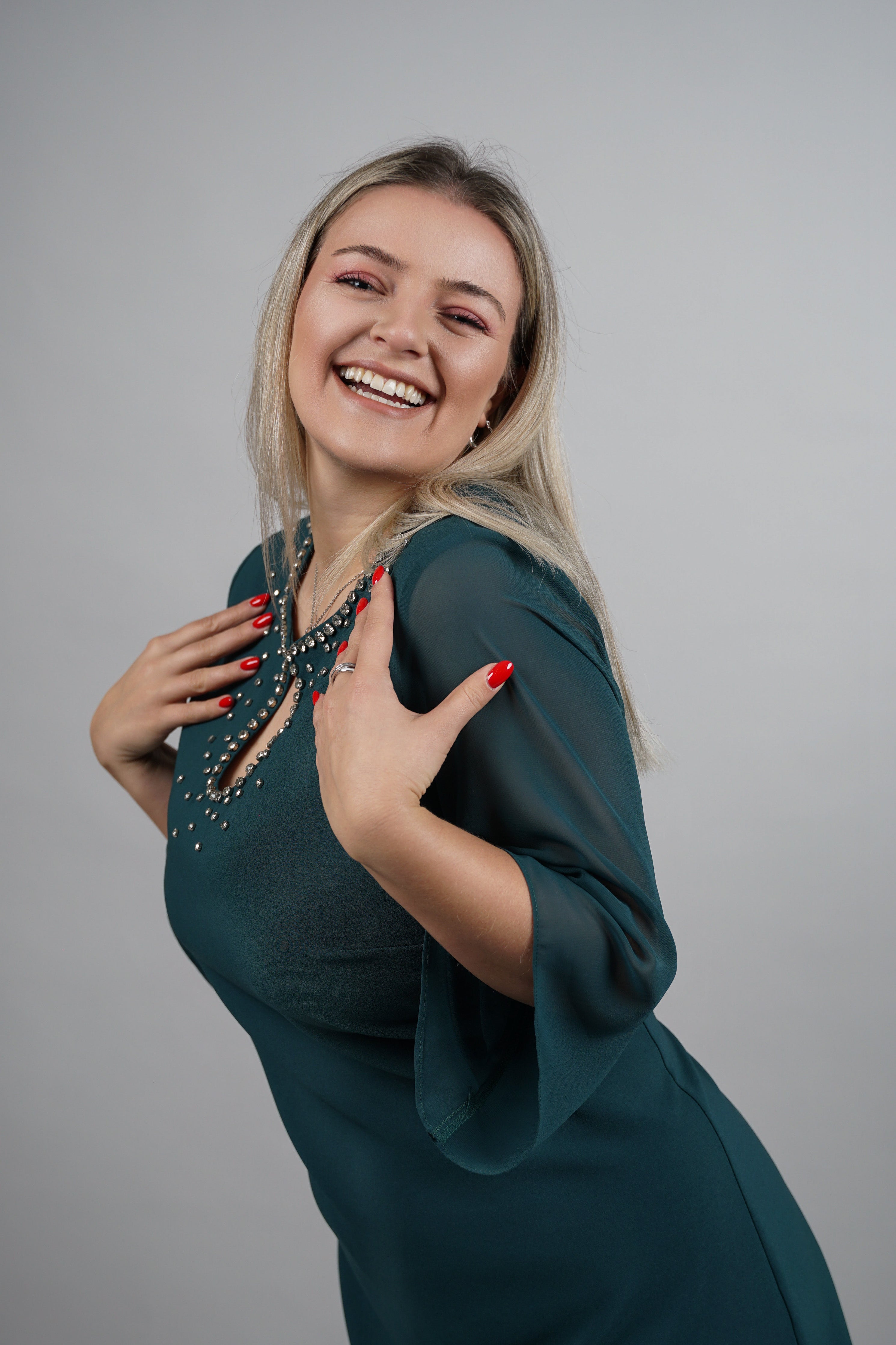 Aurora haljina – smaragdna elegancija s diskretnim sjajem