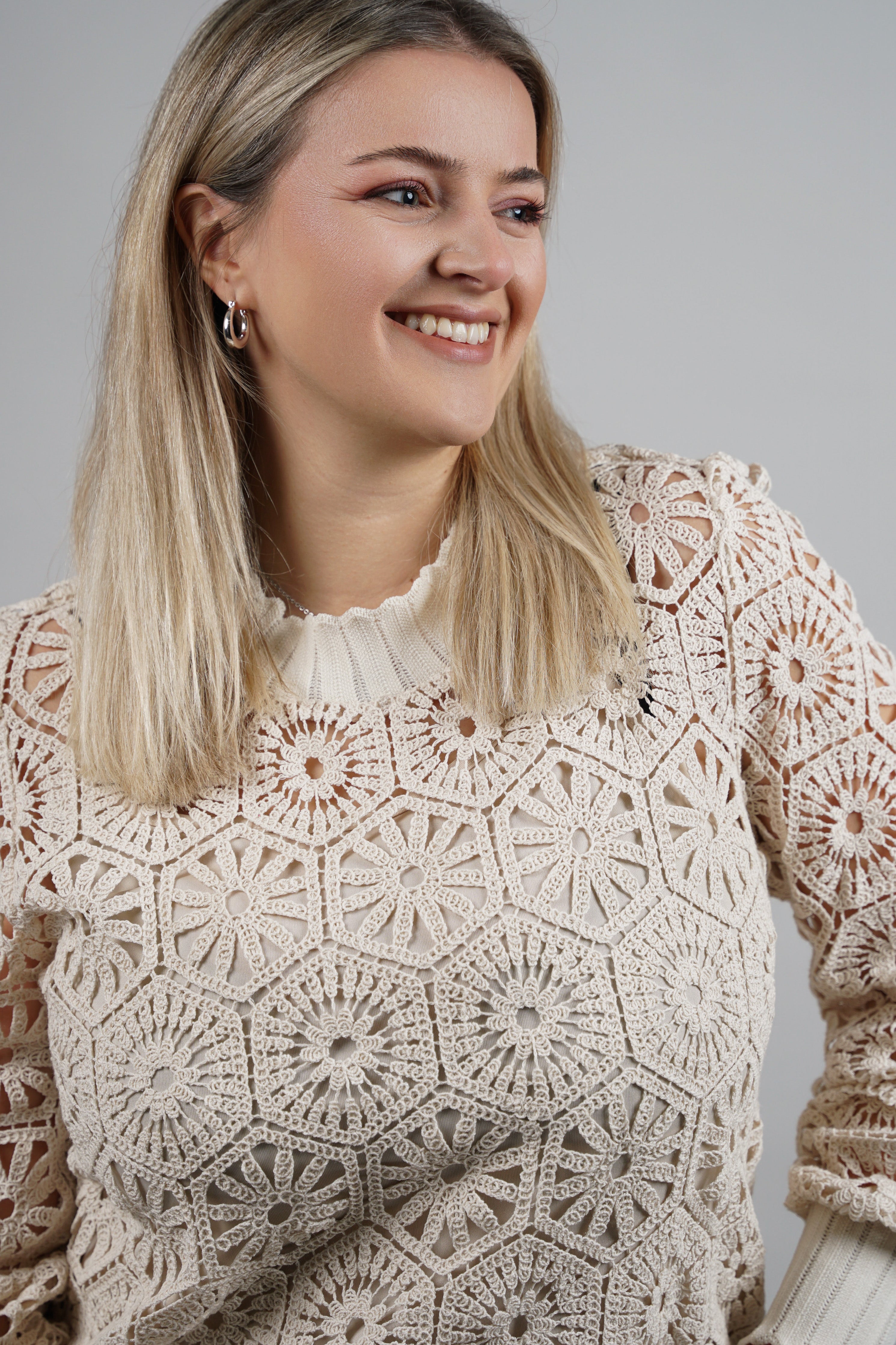 Elin - Čipkana haljina ravnog kroja – bež