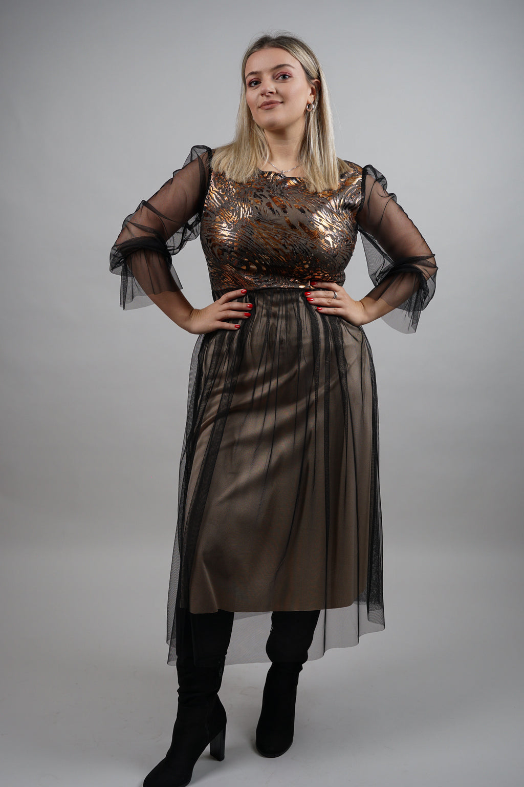 Lune - elegantna haljina sa zlatnim reljefom i tilom