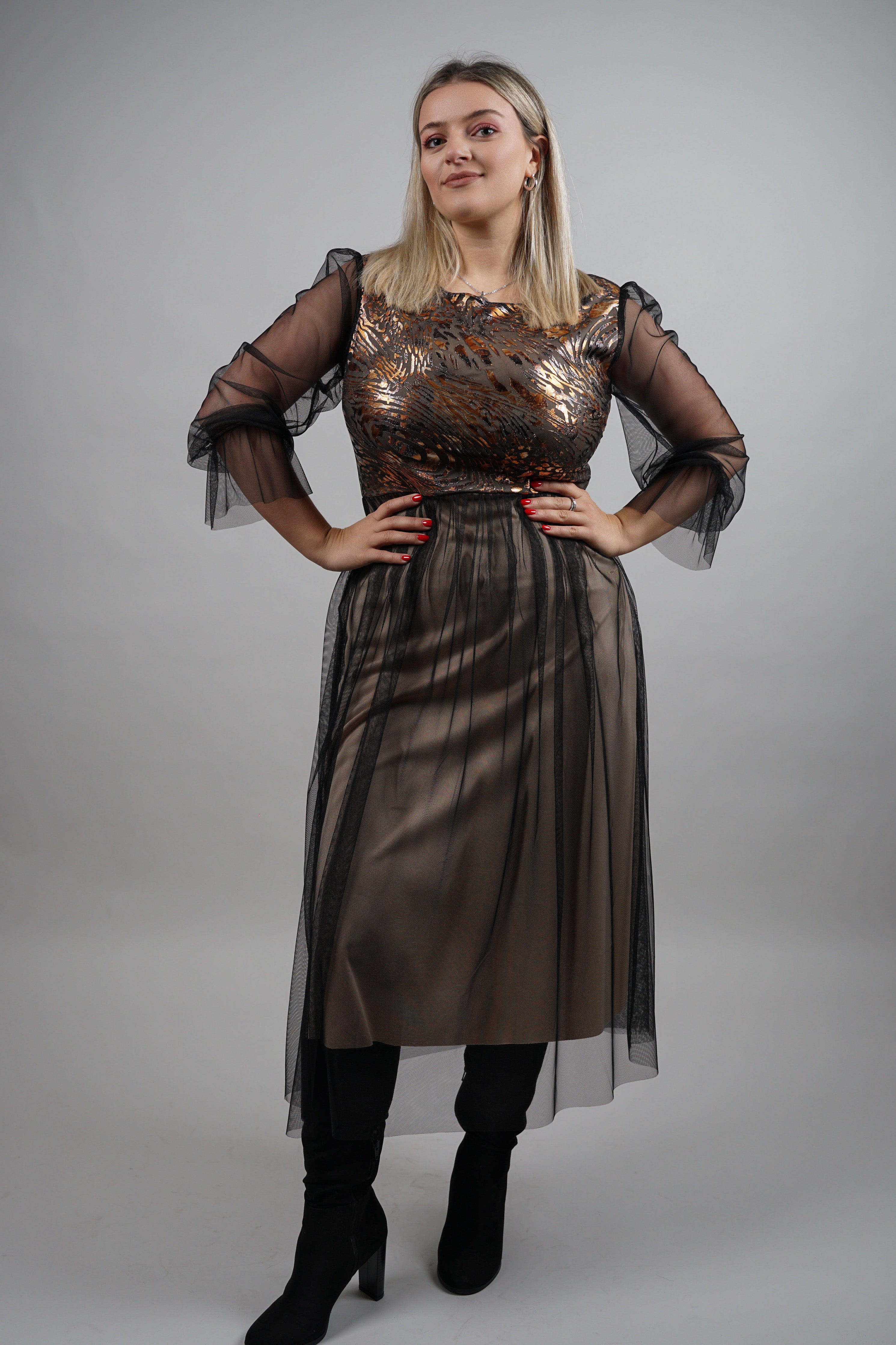 Lune - elegantna haljina sa zlatnim reljefom i tilom