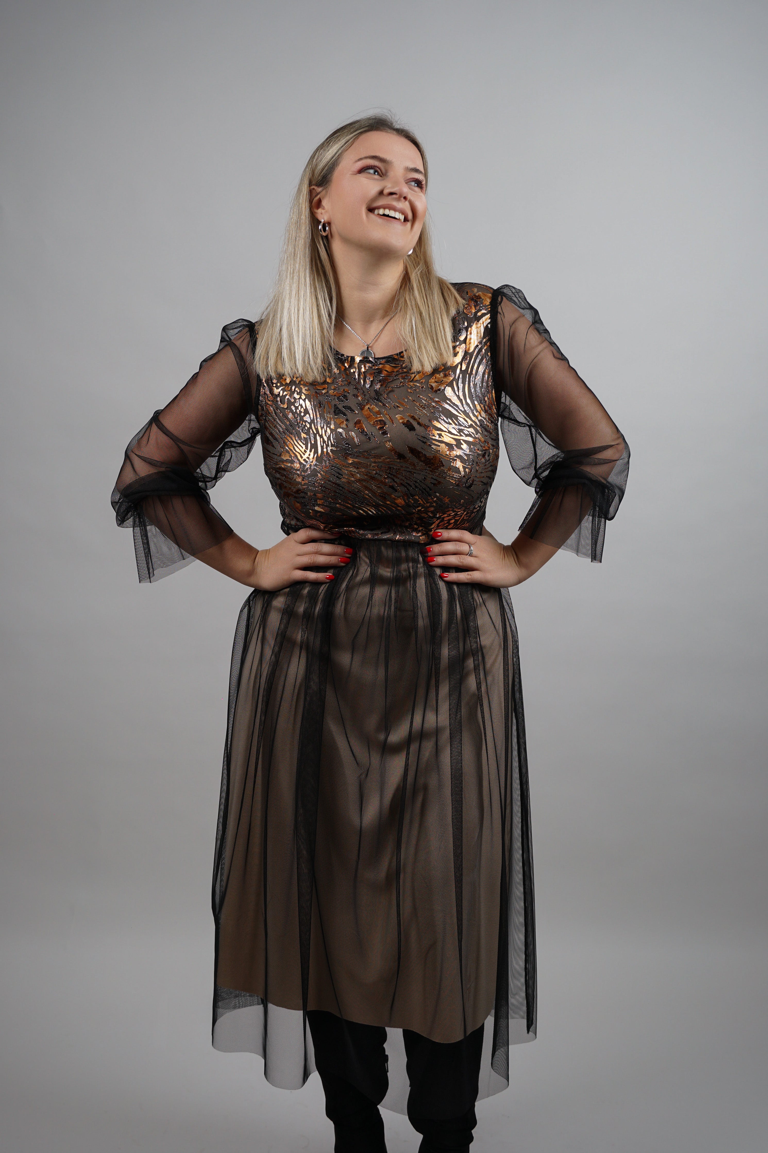 Lune - elegantna haljina sa zlatnim reljefom i tilom