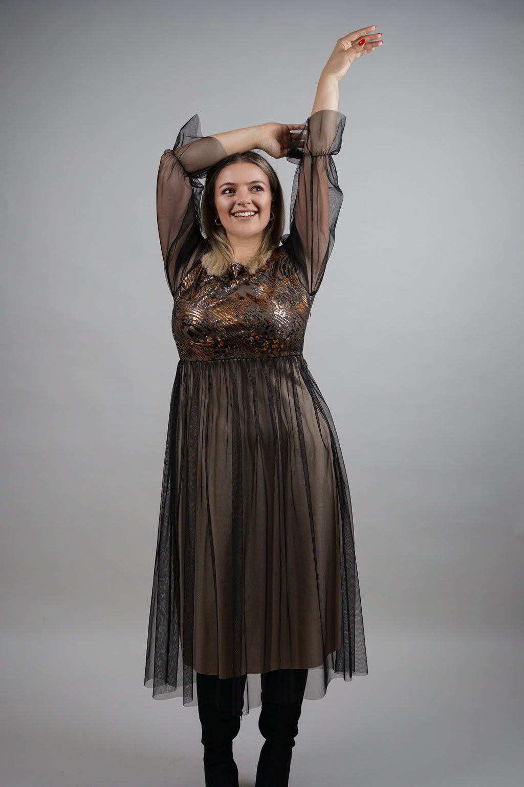 Lune - elegantna haljina sa zlatnim reljefom i tilom