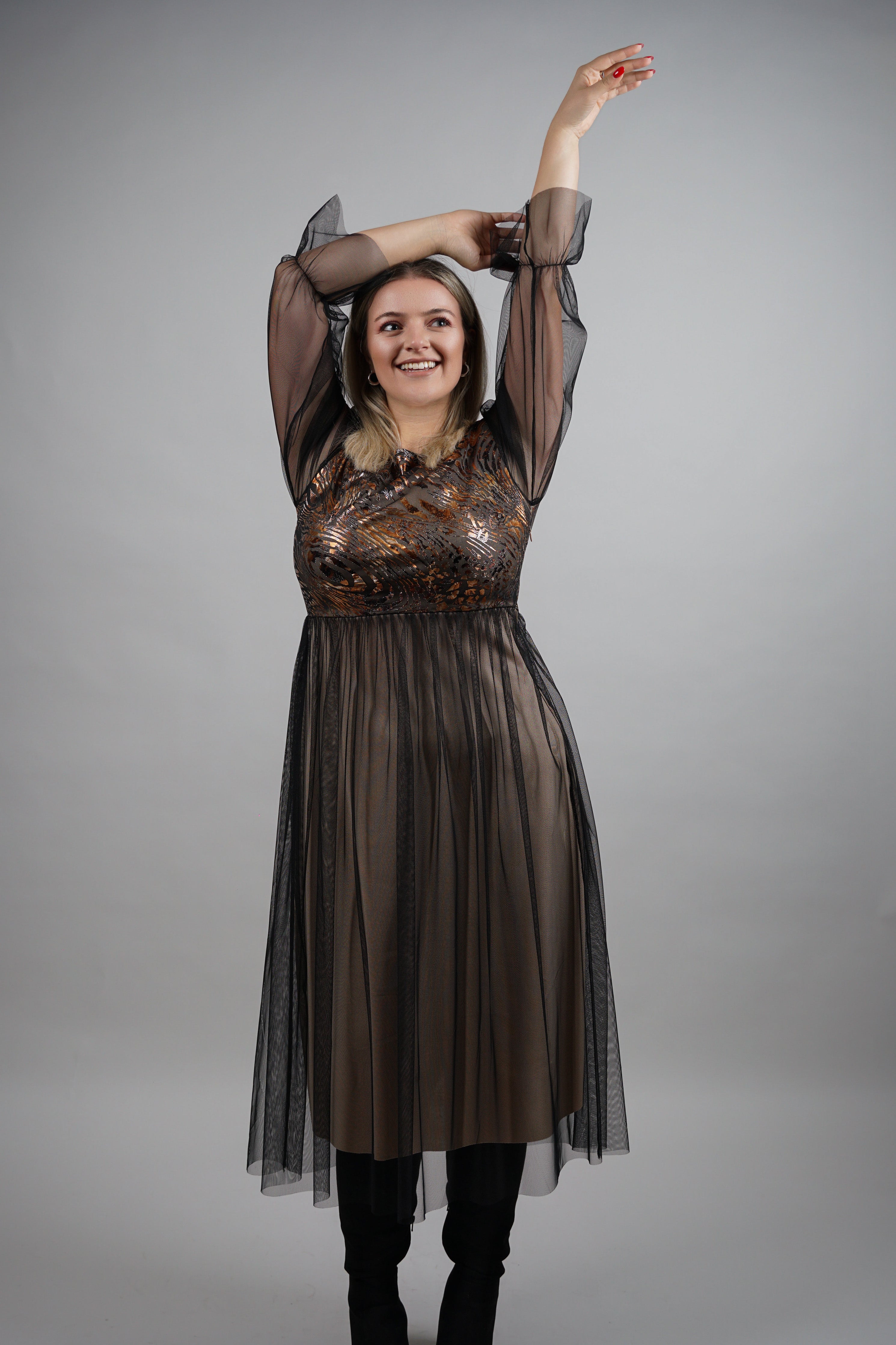 Lune - elegantna haljina sa zlatnim reljefom i tilom