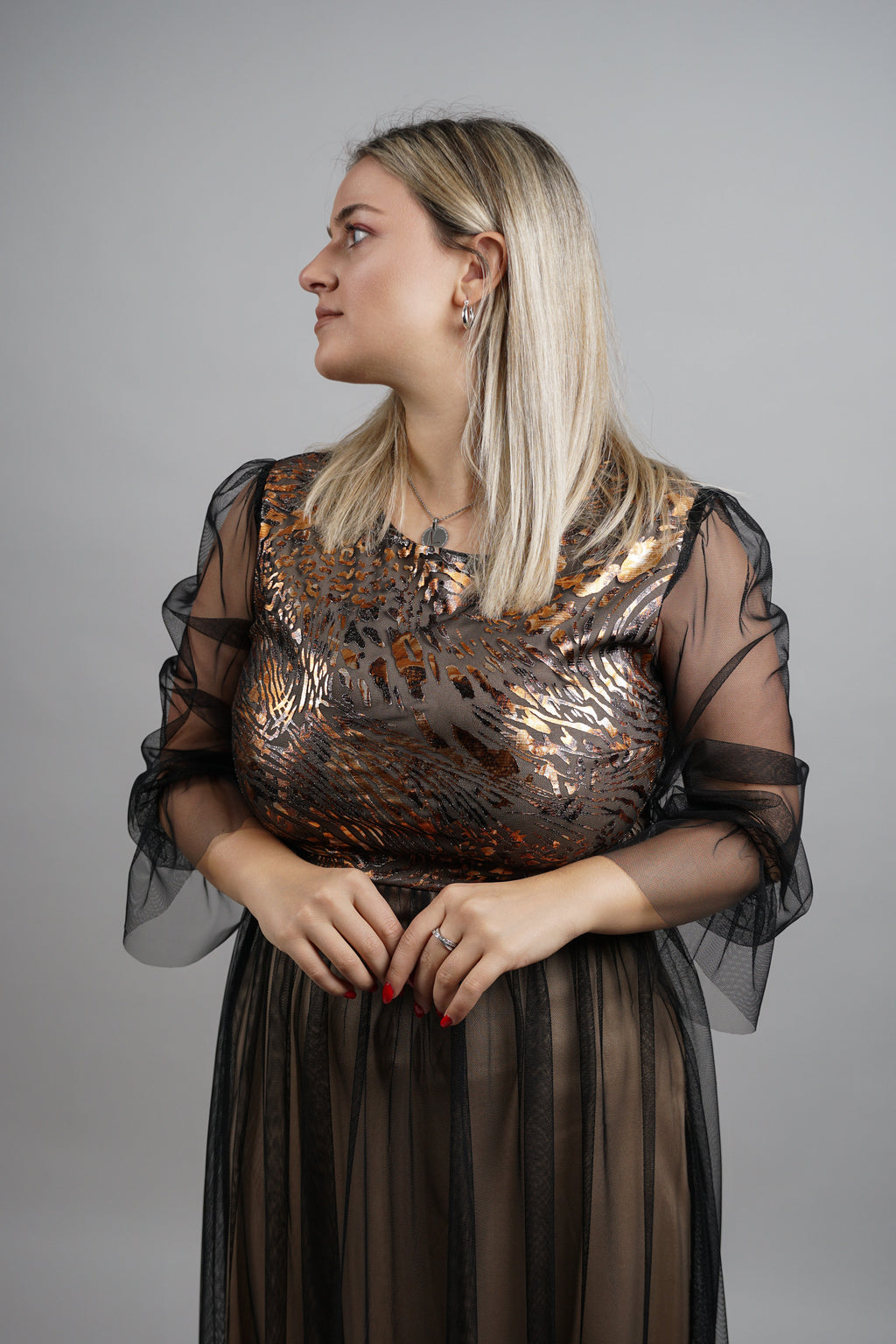 Lune - elegantna haljina sa zlatnim reljefom i tilom