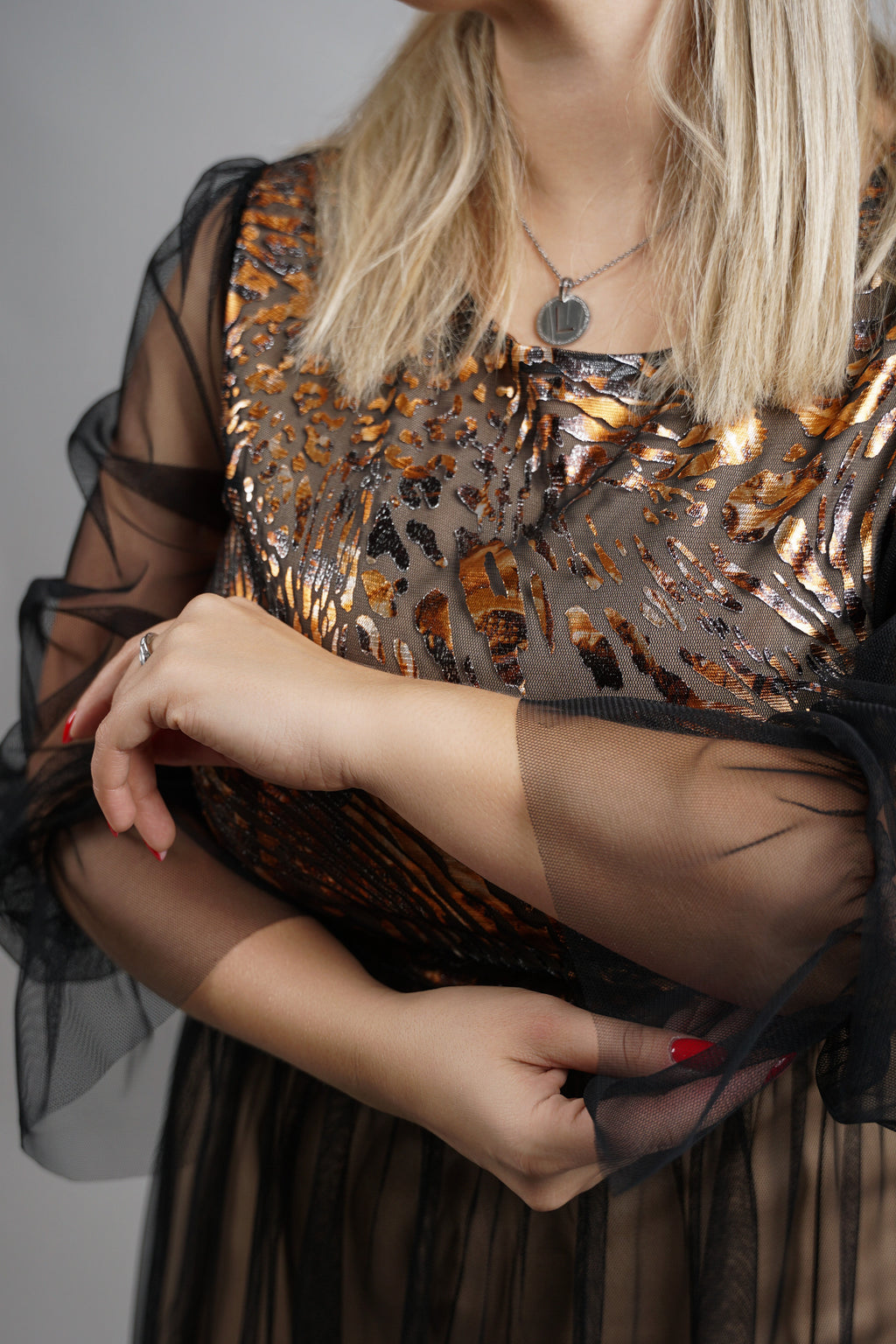 Lune - elegantna haljina sa zlatnim reljefom i tilom