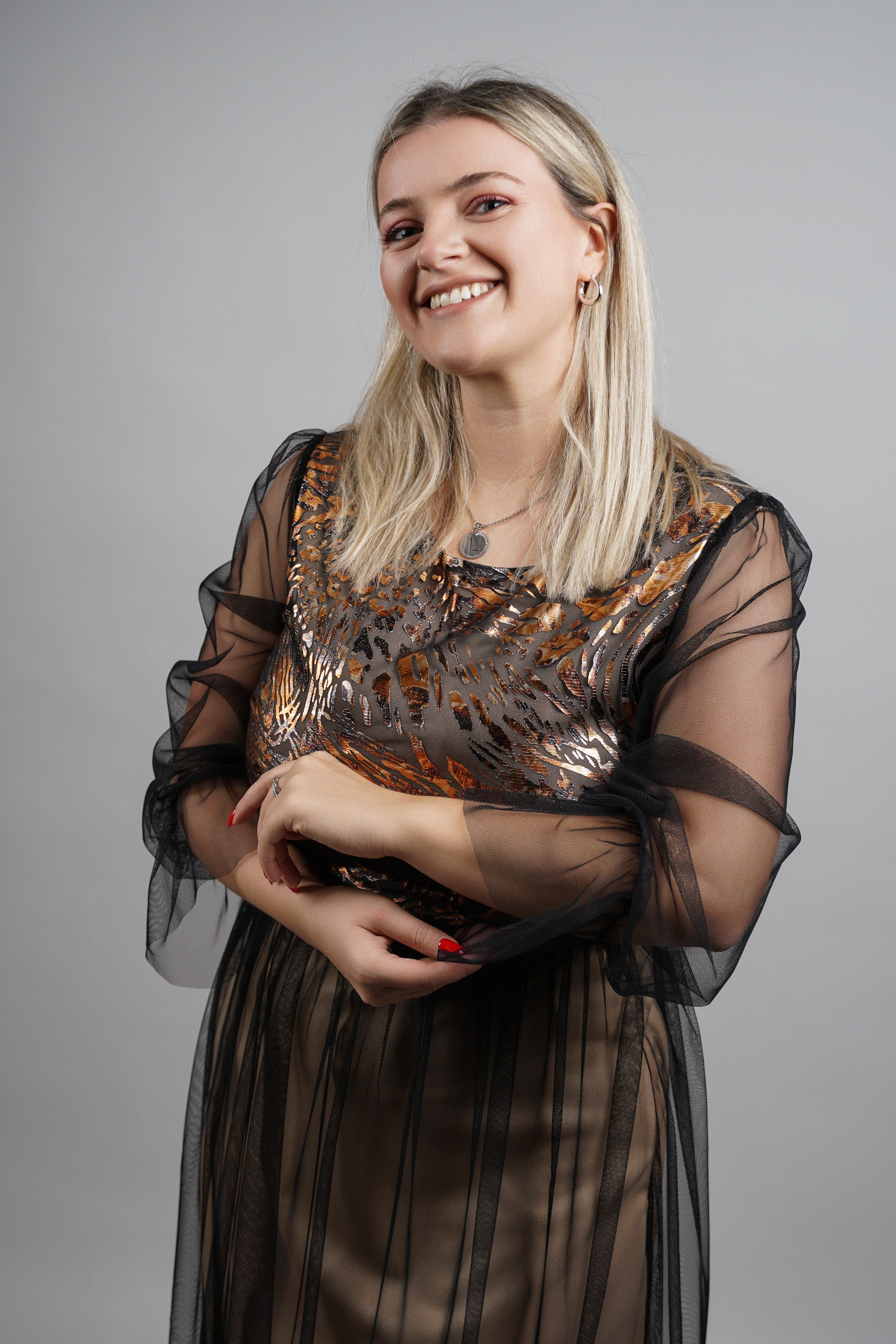 Lune - elegantna haljina sa zlatnim reljefom i tilom