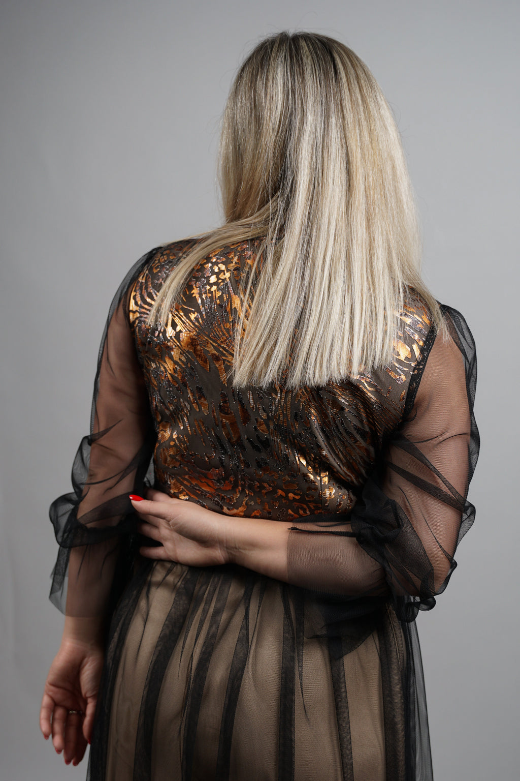 Lune - elegantna haljina sa zlatnim reljefom i tilom