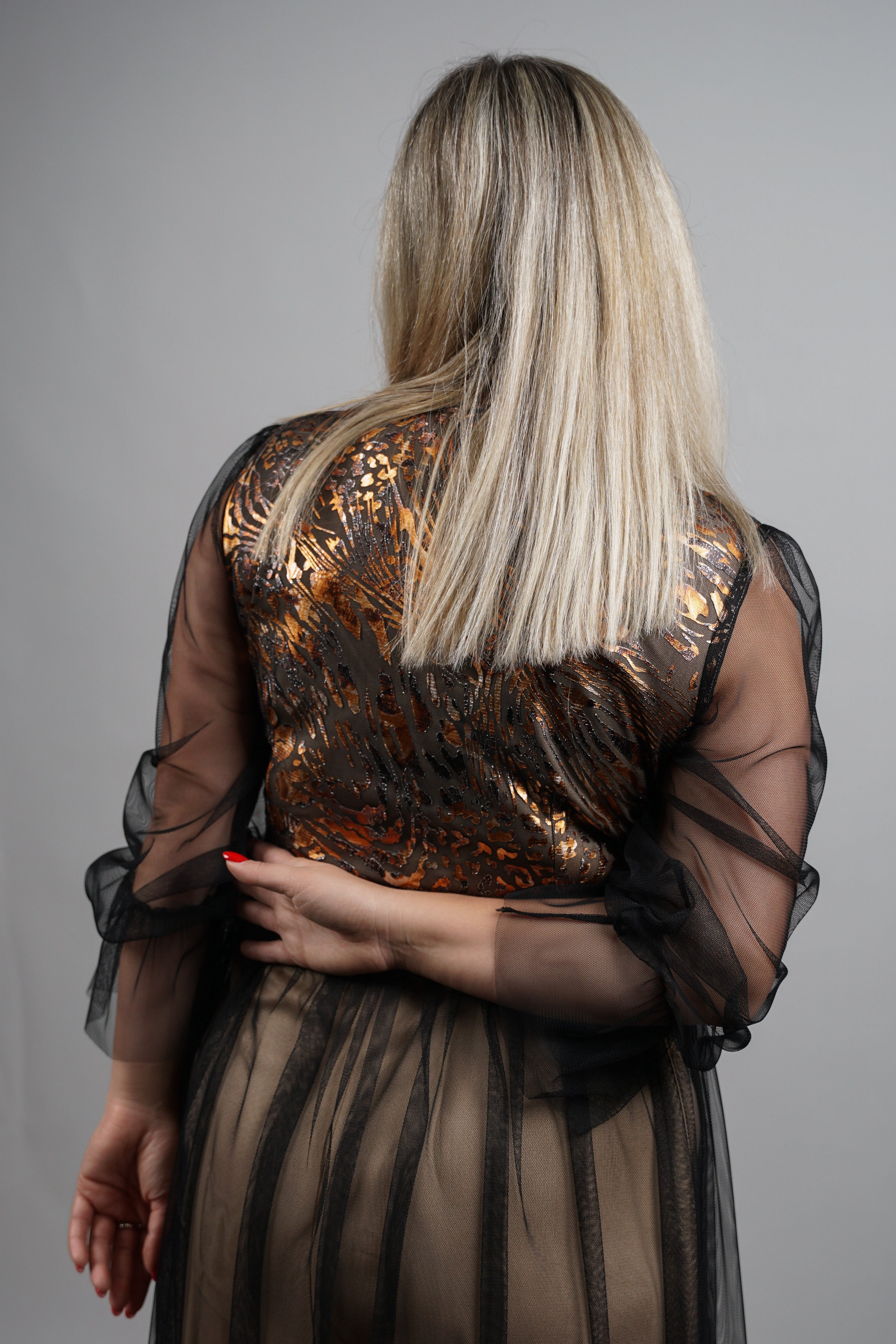 Lune - elegantna haljina sa zlatnim reljefom i tilom