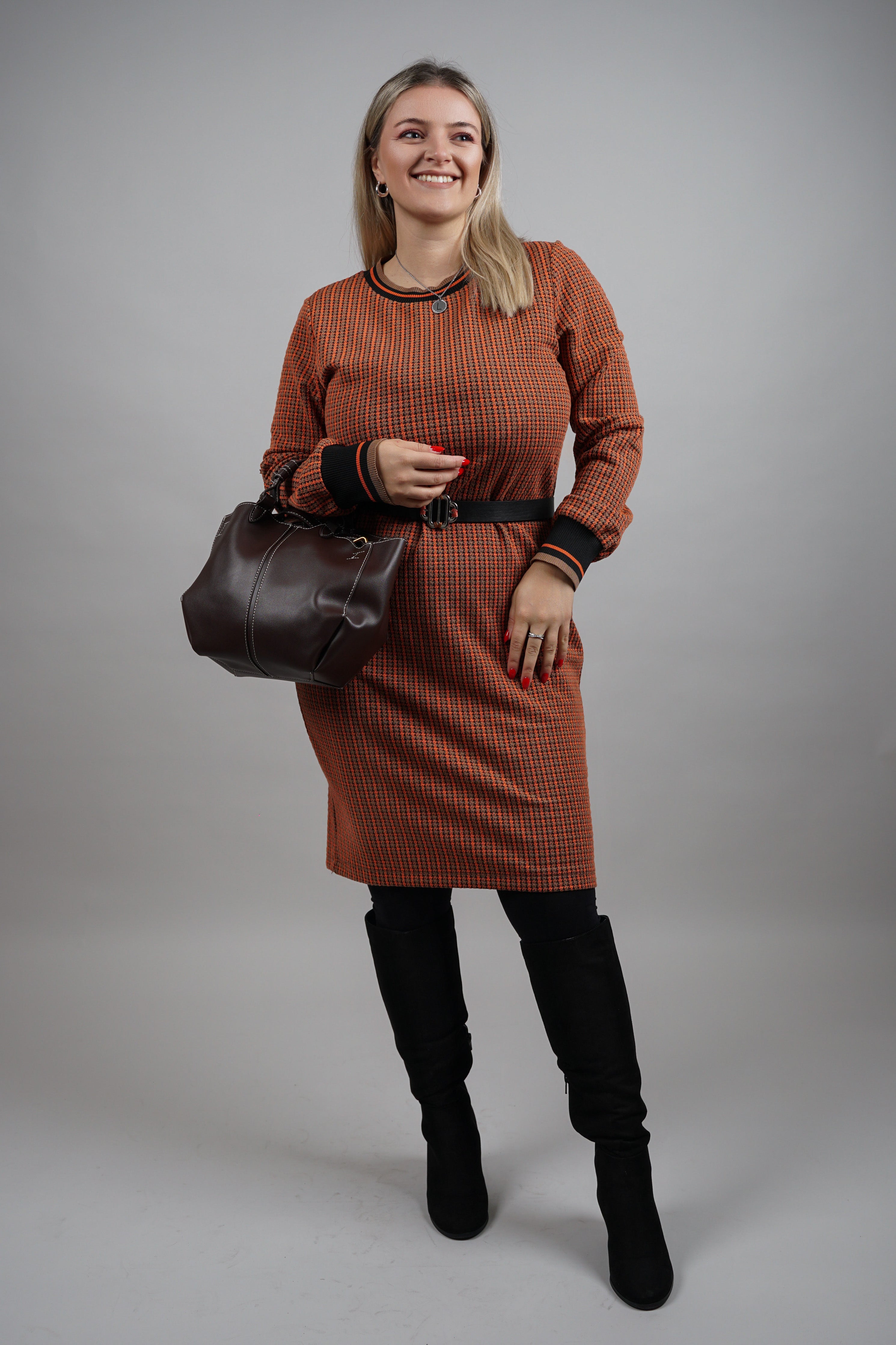 Ela - sportsko-elegantna haljina od viskoze s narandžastim tonovima