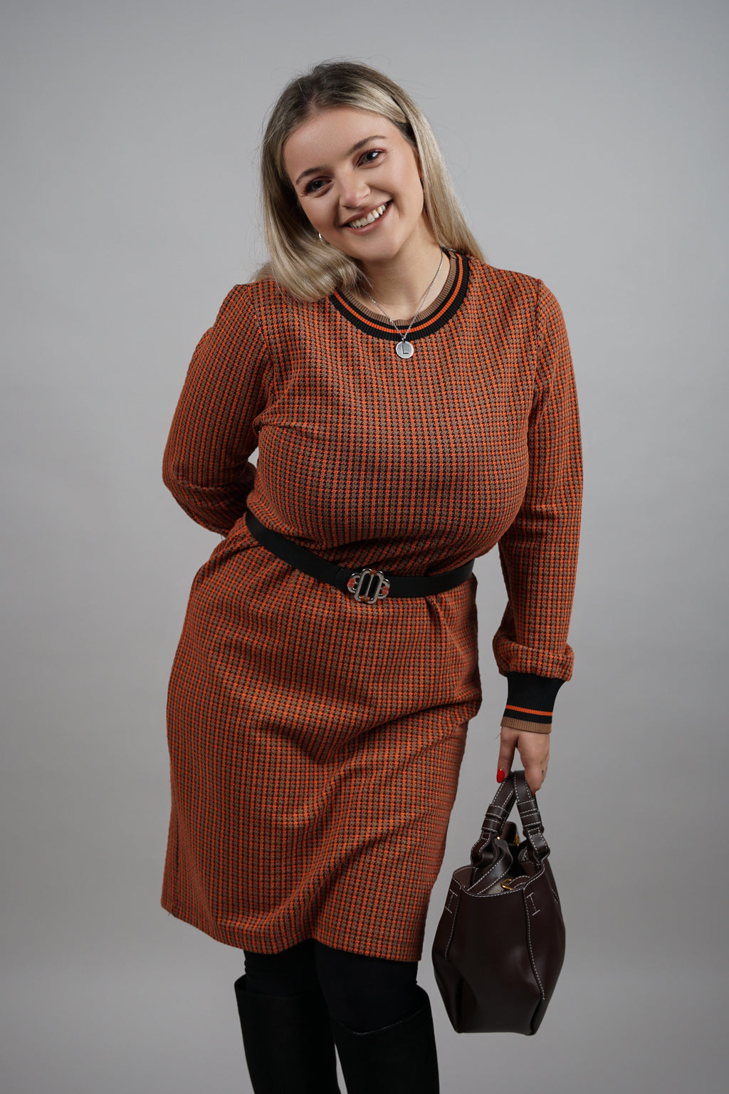 Ela - sportsko-elegantna haljina od viskoze s narandžastim tonovima