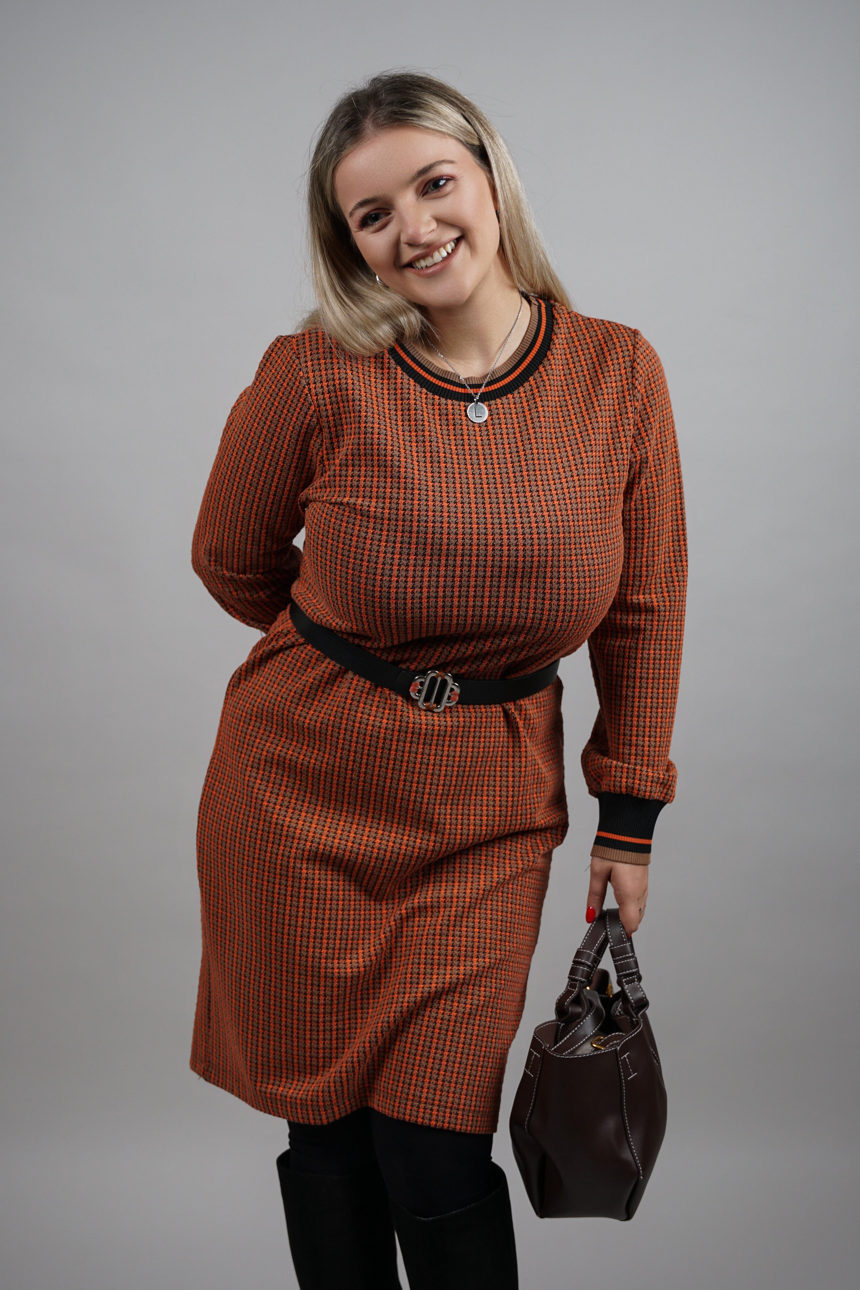 Ela - sportsko-elegantna haljina od viskoze s narandžastim tonovima