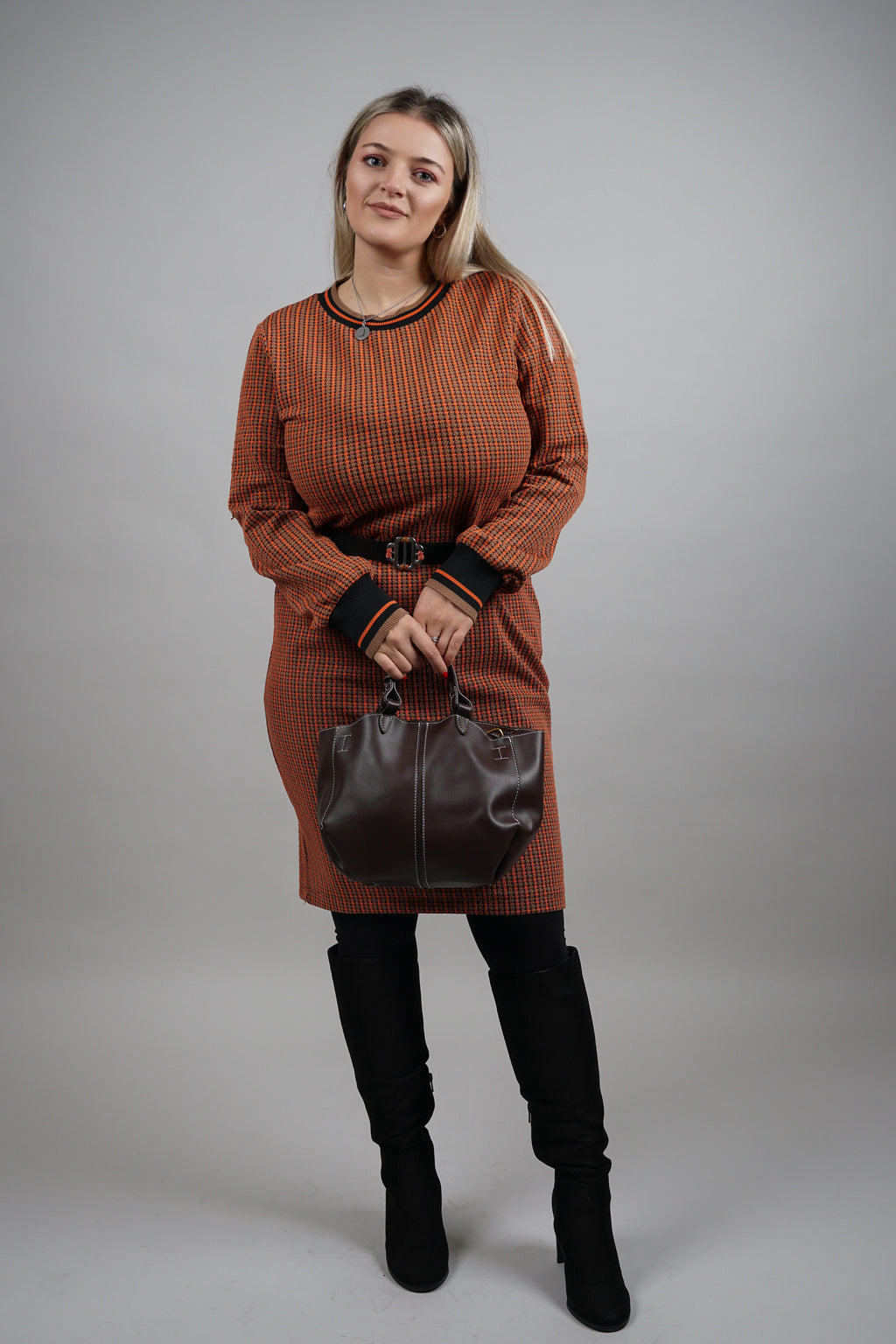 Ela - sportsko-elegantna haljina od viskoze s narandžastim tonovima