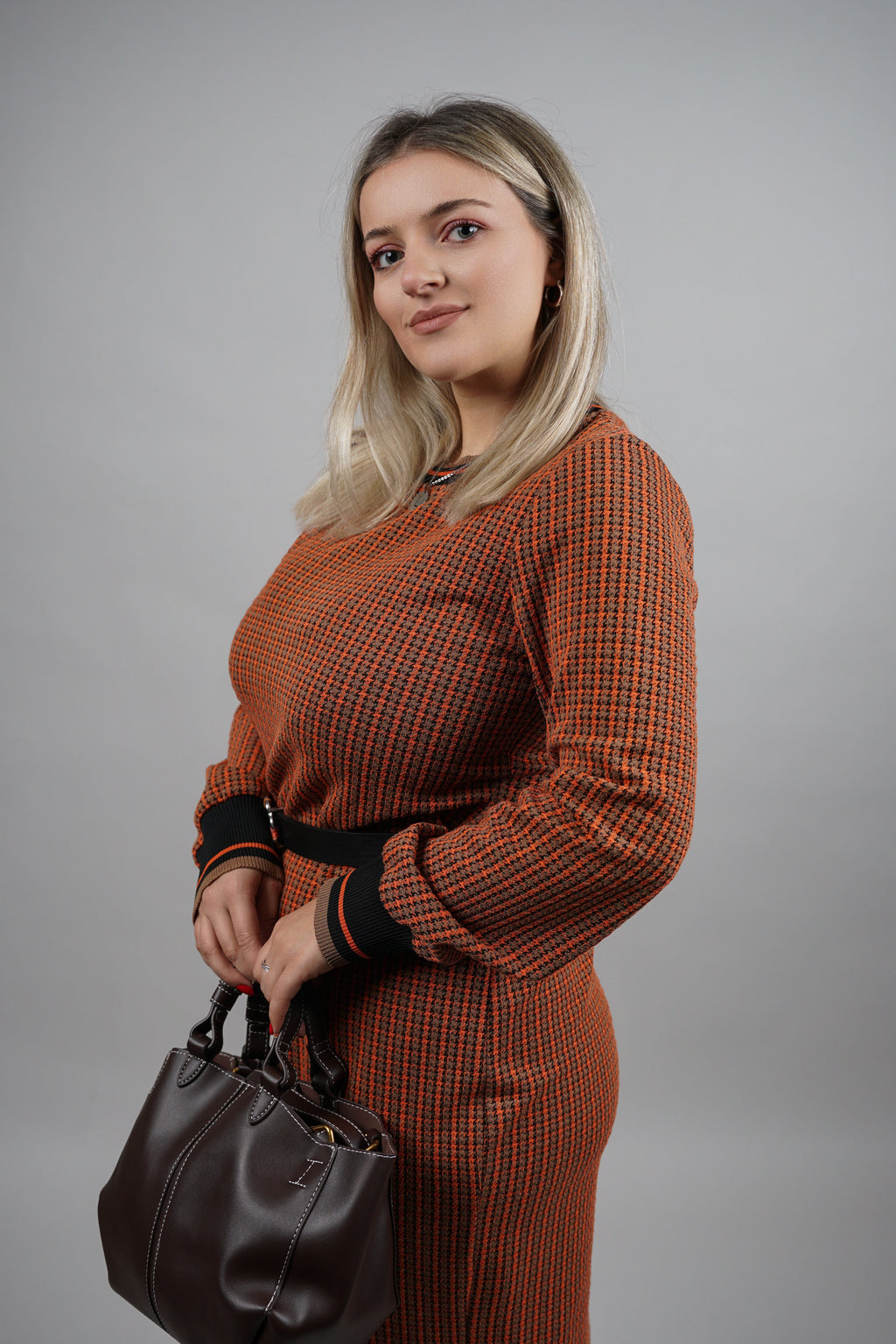 Ela - sportsko-elegantna haljina od viskoze s narandžastim tonovima