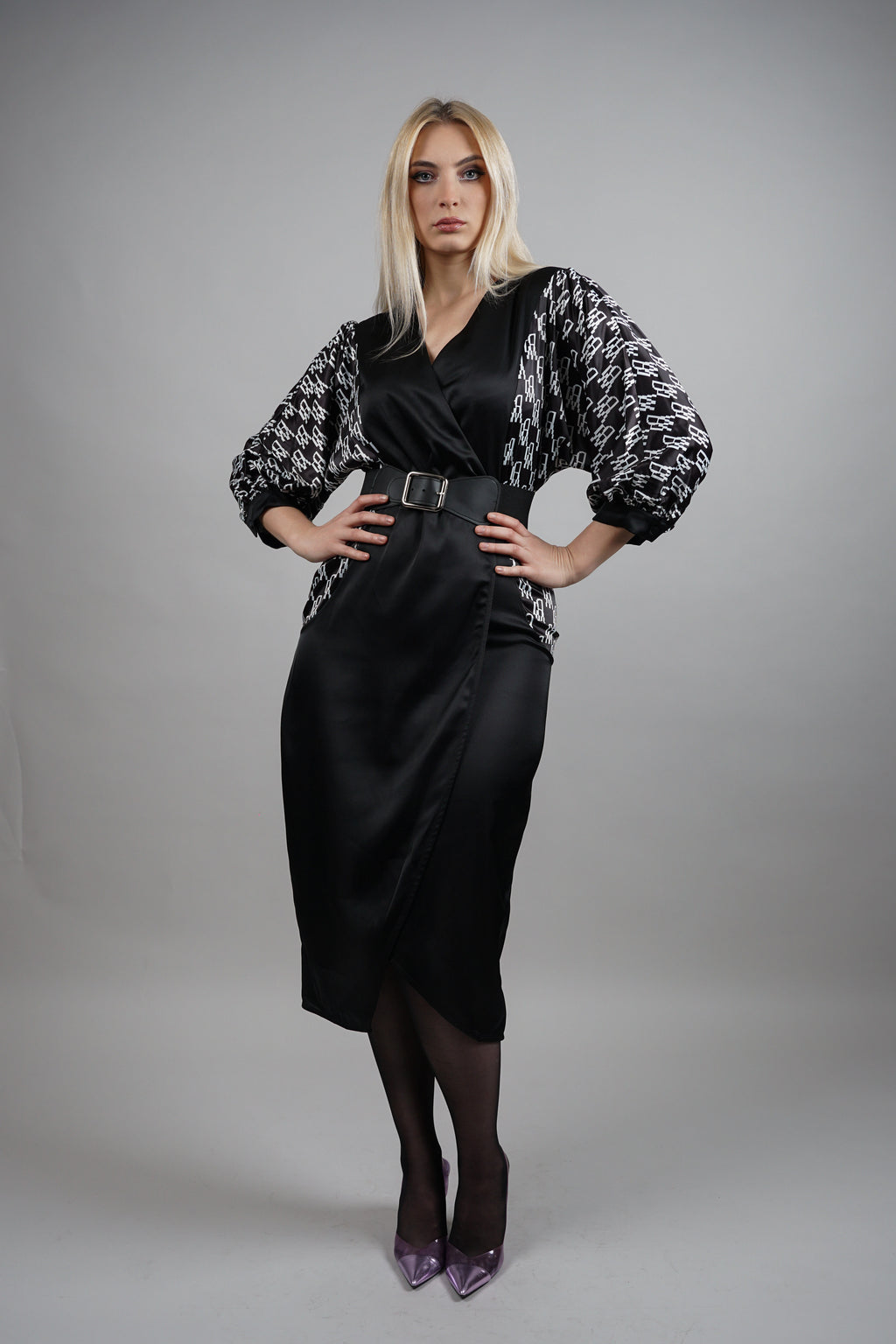 Noir Signature – elegantna haljina s naglašenim rukavima