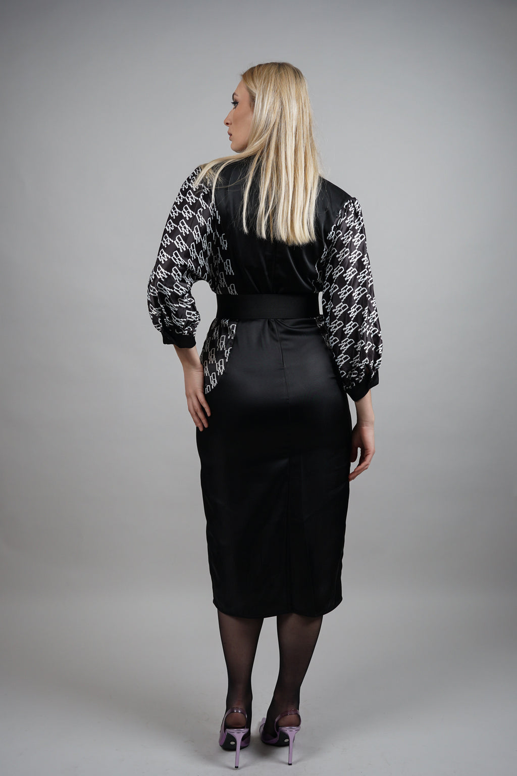 Noir Signature – elegantna haljina s naglašenim rukavima