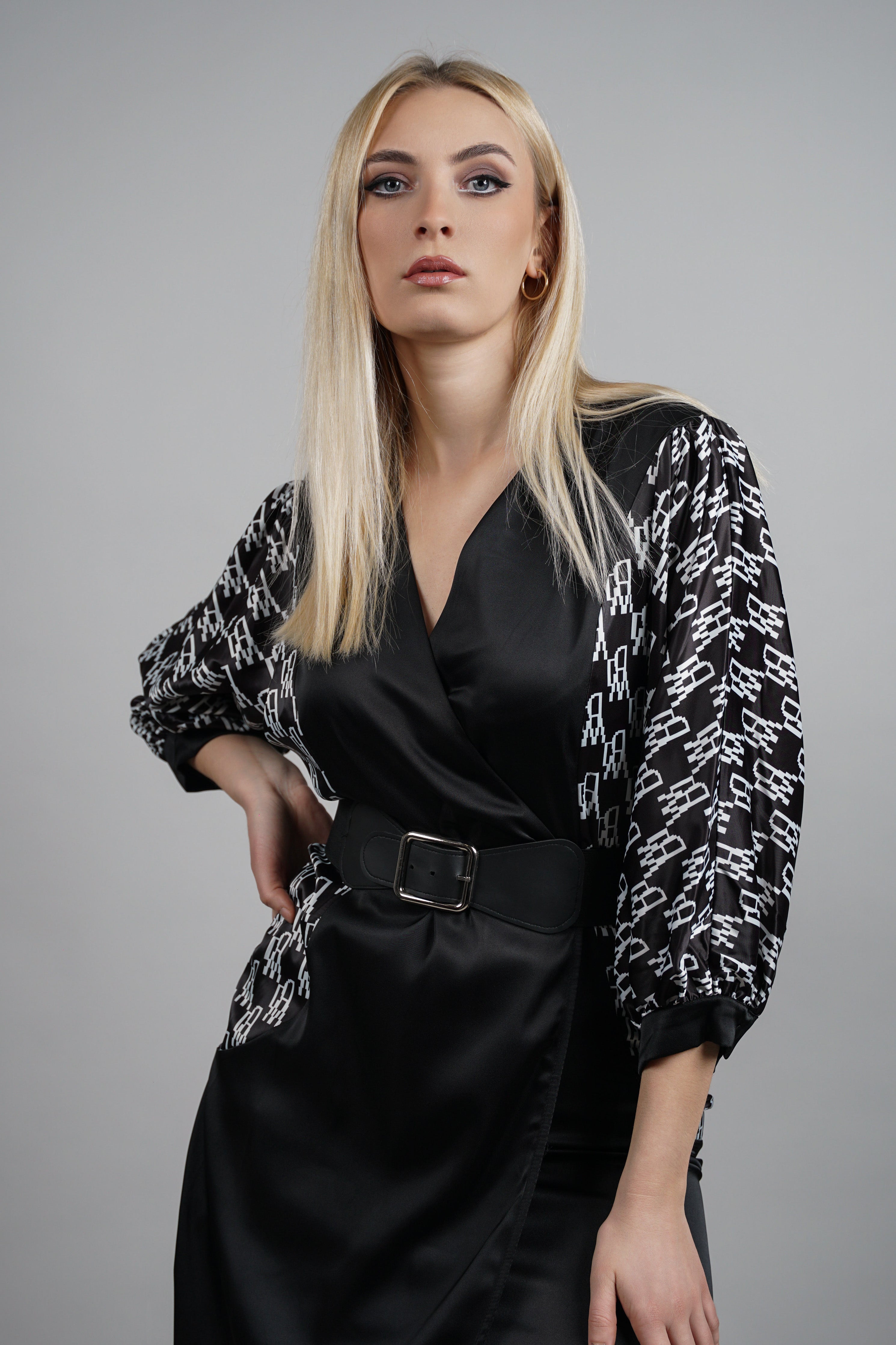 Noir Signature – elegantna haljina s naglašenim rukavima