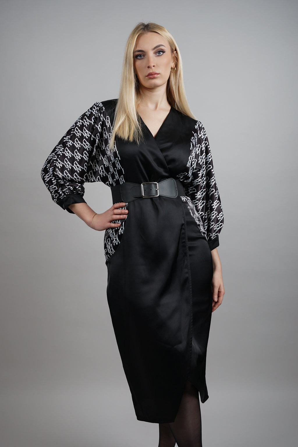 Noir Signature – elegantna haljina s naglašenim rukavima